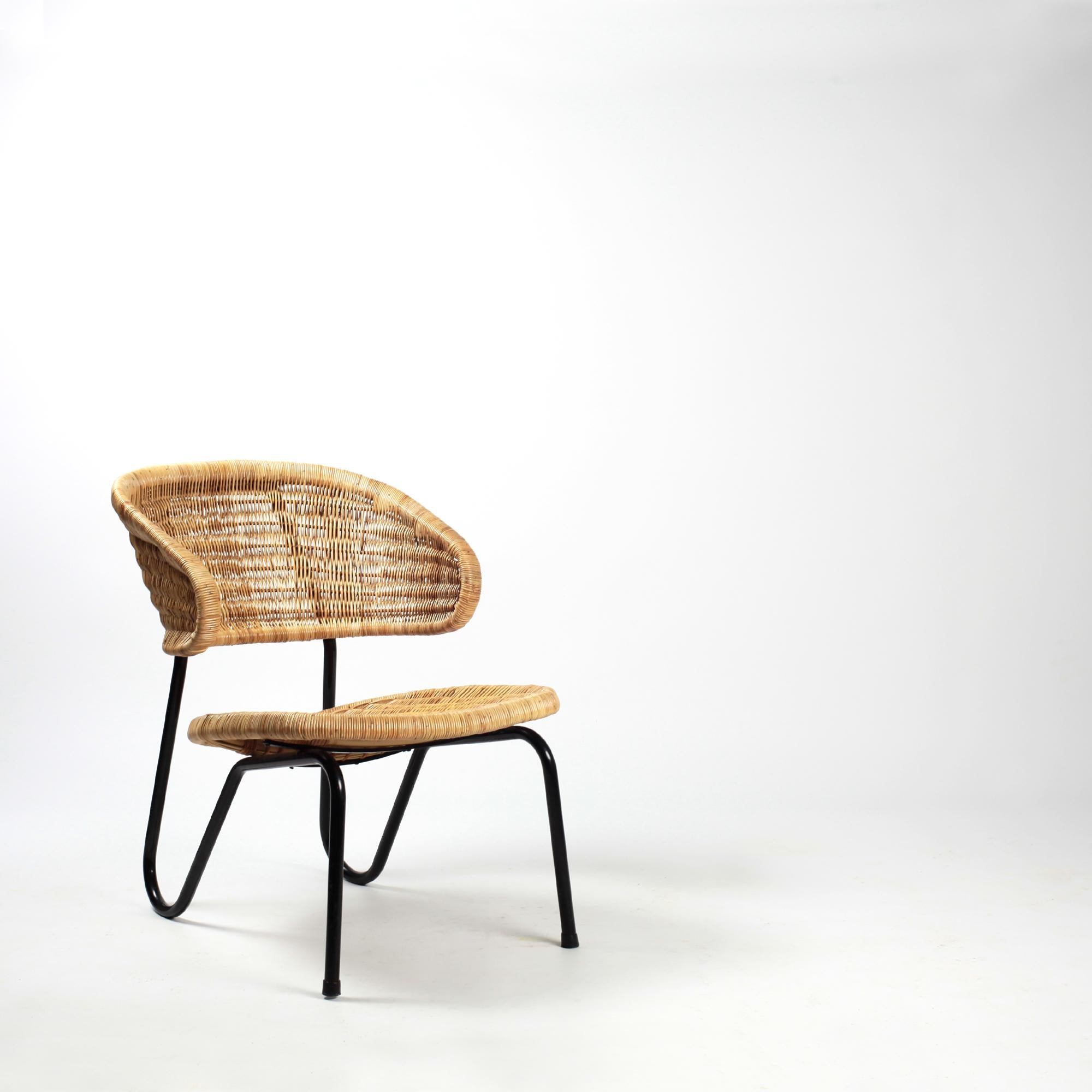 Rare Dirk van Sliedregt rattan lounge chair with Black lacquered metal leg for Gebr. Jonkers Noordwolde. Model 568 created in 1954.
Beautiful patina.
This chair is no longer manufactured.
Referenced by the Stedelijk Design Museum Amsterdam.