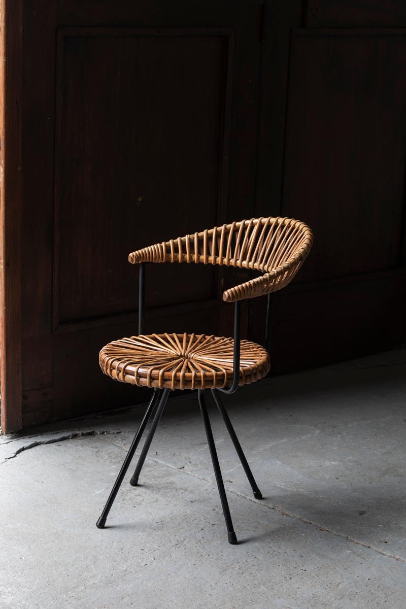 Rare side chair in rattan designed by Dirk van Sliedregt and produced by Rohé Noordwolde in the Netherlands in the 1960’s. Made of rattan and black metal. In good condition with some using marks as shown in the pictures.

H: 77 cm
W: 55 cm
D: 52