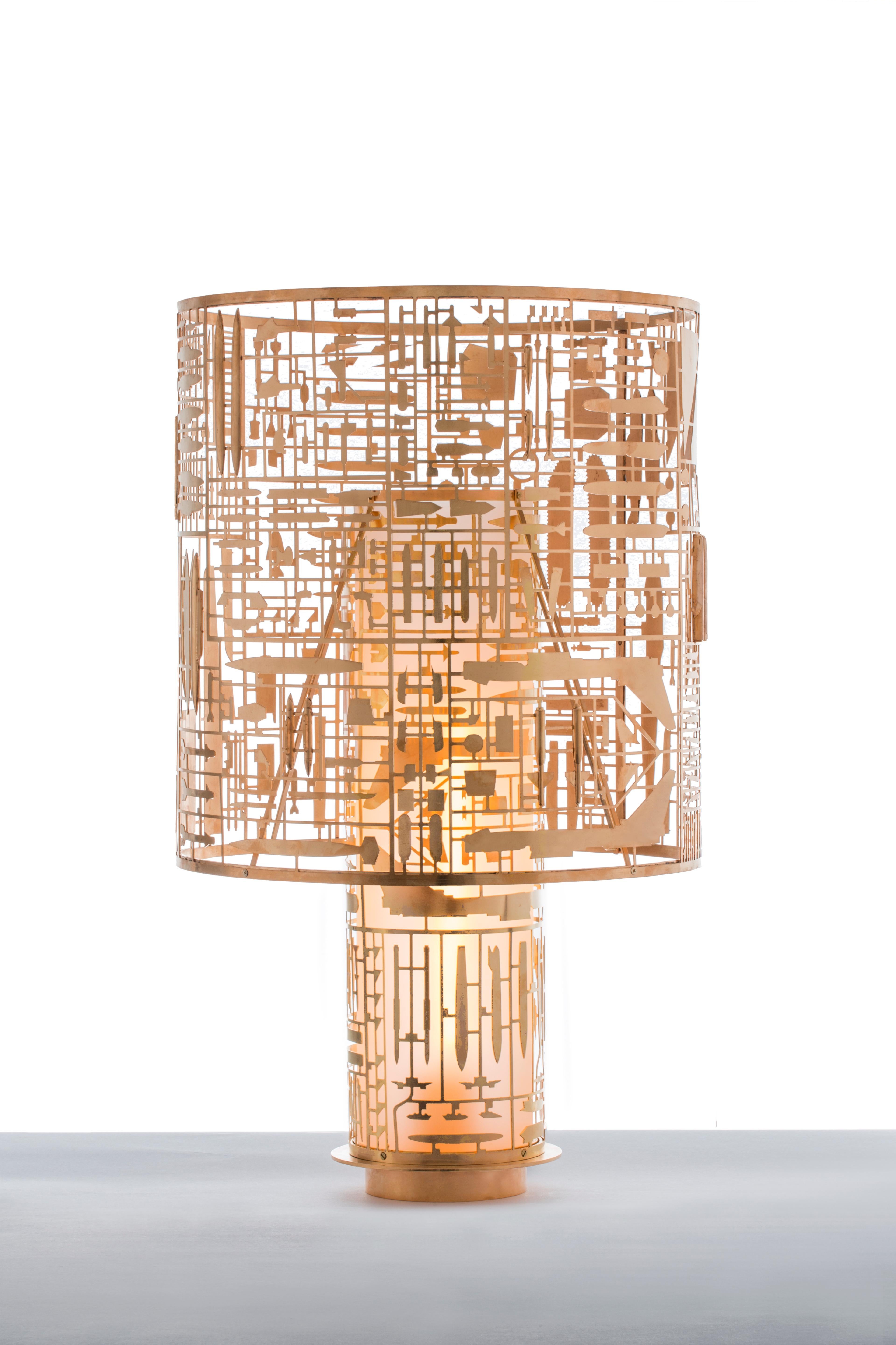 Disarmante Table Lamp by Secondome Edizioni
Limited Edition Of 30 pieces + 3 A.P.
Designer: Gio Tirotto.
Dimensions: Ø 49 x H 65 cm.
Materials: Glass and brass.
Collection / Production: Secondome. 

DISARMANTE (Disarming) is the table lamp by GIO