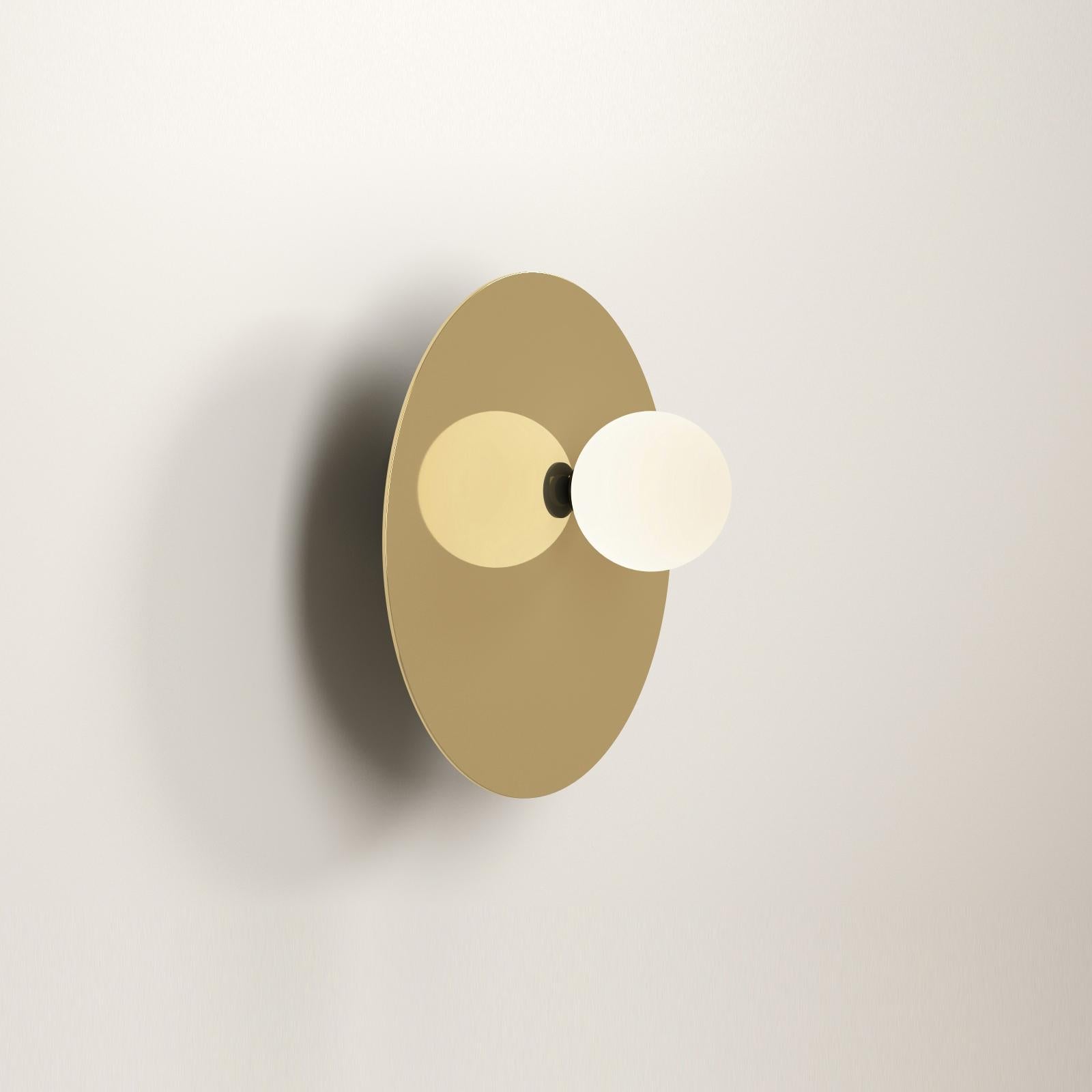 Lampada da parete asimmetrica a forma di disco e sfera di Atelier Ati
Dimensioni: P 17 x L 23 x H 23 cm.
Materiali: Ottone, metallo verniciato a polvere, vetro.

Disponibile in ottone o cromo.
Disponibile in diverse versioni di attacco.

Tutte le