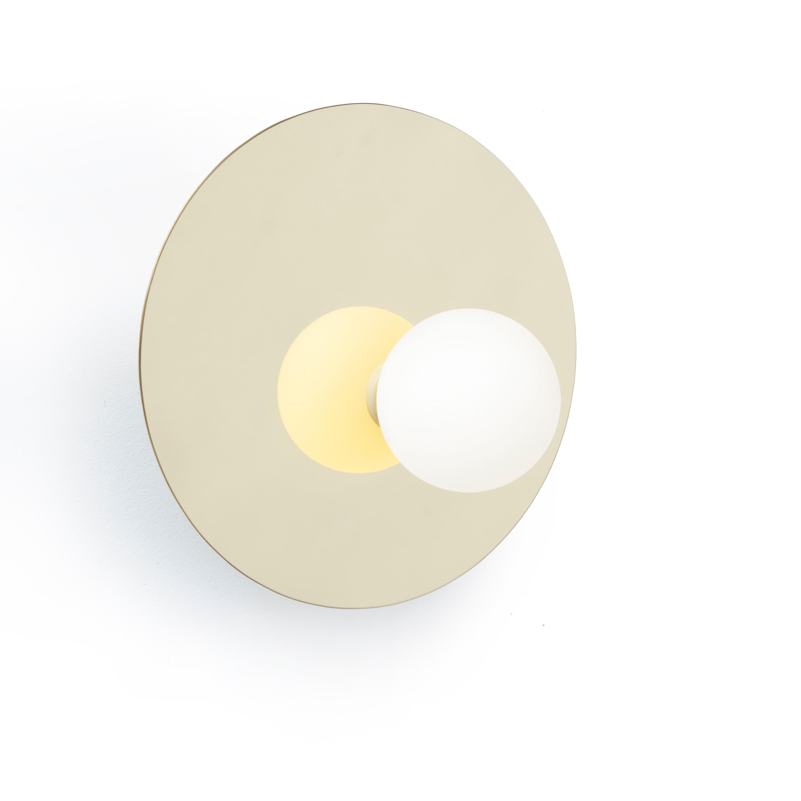 Postmoderno Lampada da parete asimmetrica a forma di disco e sfera di Atelier Ati in vendita
