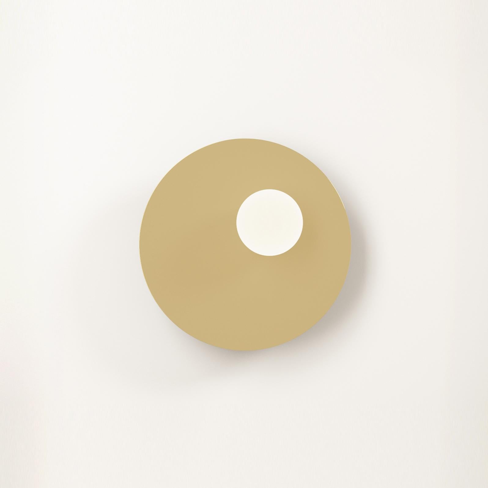 Tedesco Lampada da parete asimmetrica a forma di disco e sfera di Atelier Ati in vendita