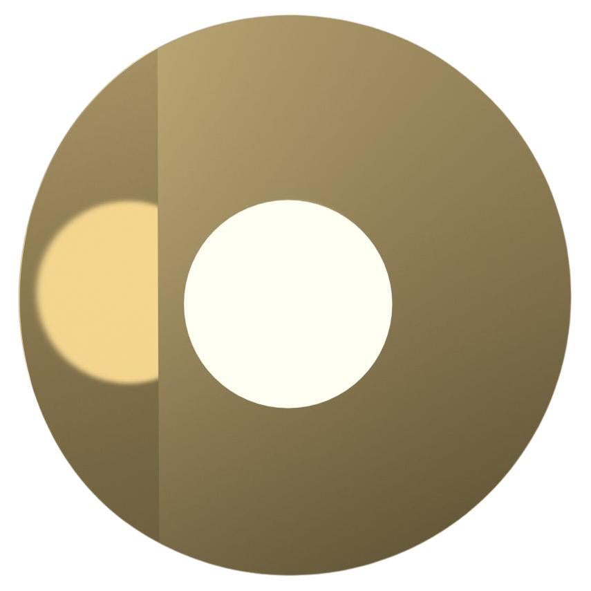 Aplique de pared curvado de disco y esfera entrecruzados de Atelier Areti