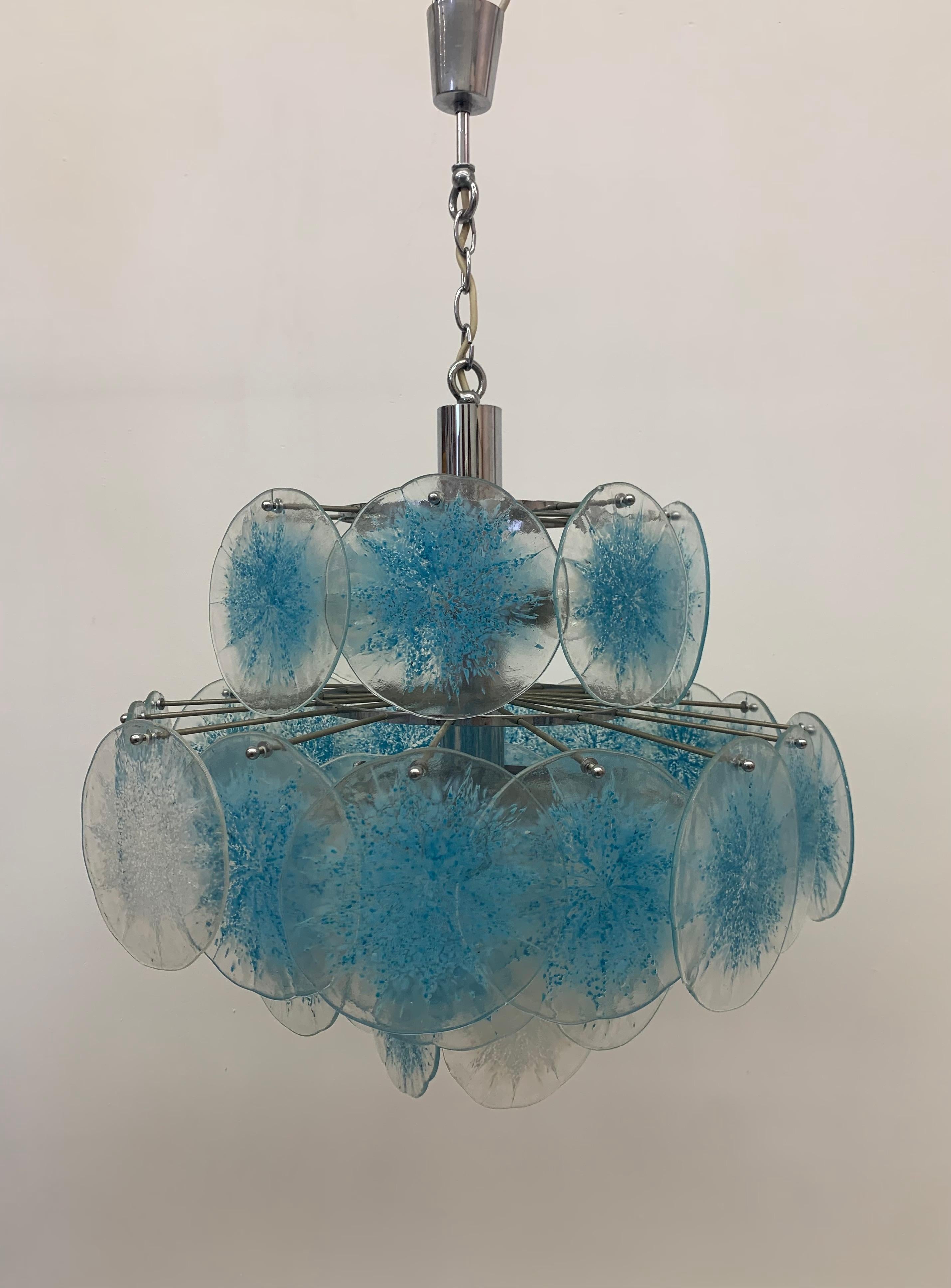 Eine sehr schöne Vistosi Scheibe  Licht, mundgeblasenes Murano-Glas in Scheibenform  auf einer verchromten Stahlstruktur. 6 Glühbirnen. Höhenverstellbar, italienisches Design von Vistosi. In gutem Betriebszustand.