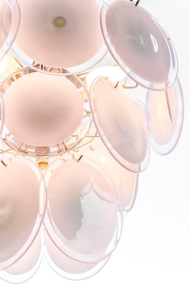 Midcentury pink discs Murano glass Italian chandelier, 1970s

Spectacular chandelier Vistosi style made in Murano formed by 24 pink discs of precious Murano glass are arranged on floor levels. Nine lights. Measures: Height without chain 50 cm.