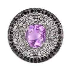 Bague cocktail en forme de disque avec saphir violet et diamants pavés noirs et blancs