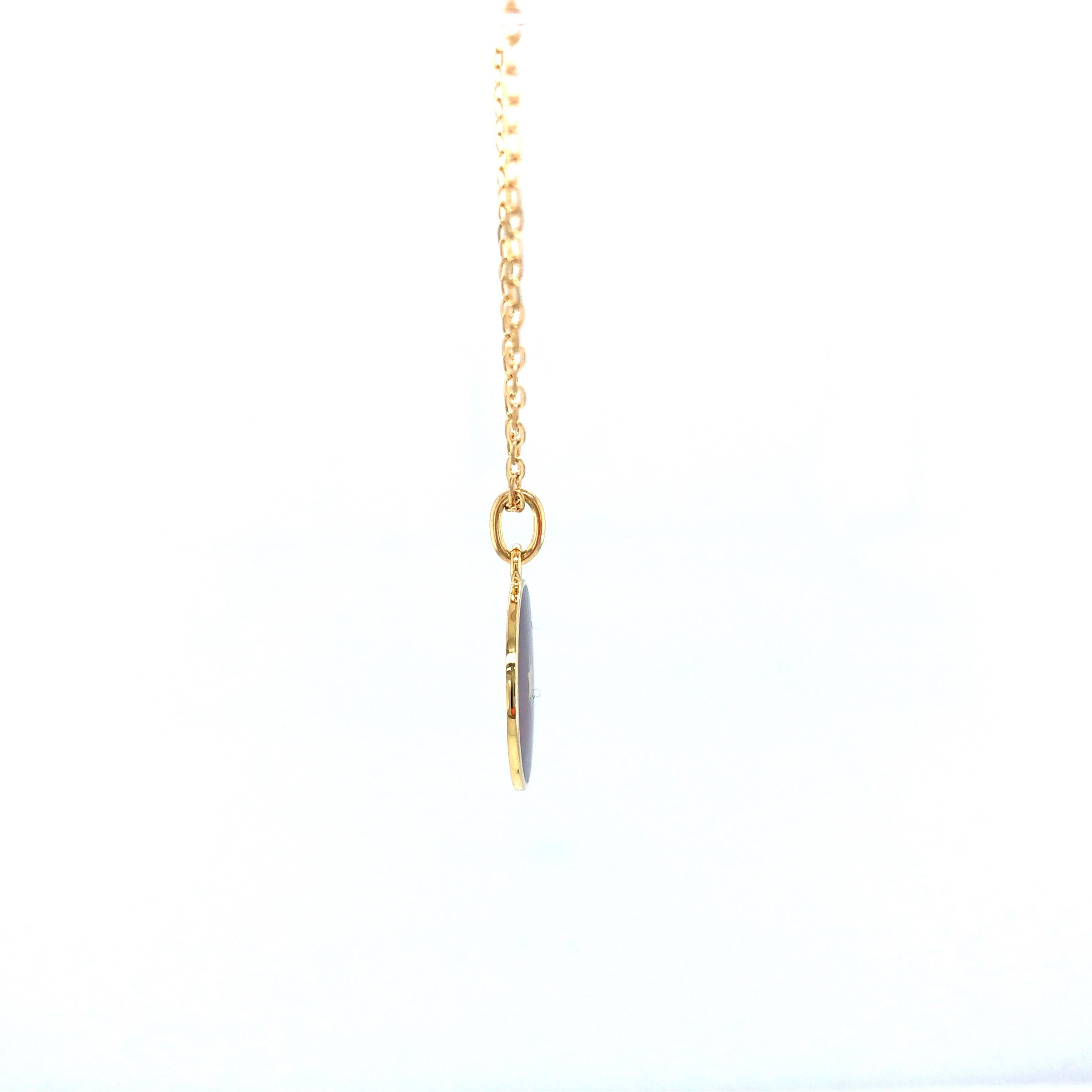 Round Disk Pendant Necklace - 18k Yellow Gold - Burgundy Red Enamel Guilloche In New Condition For Sale In Pforzheim, DE