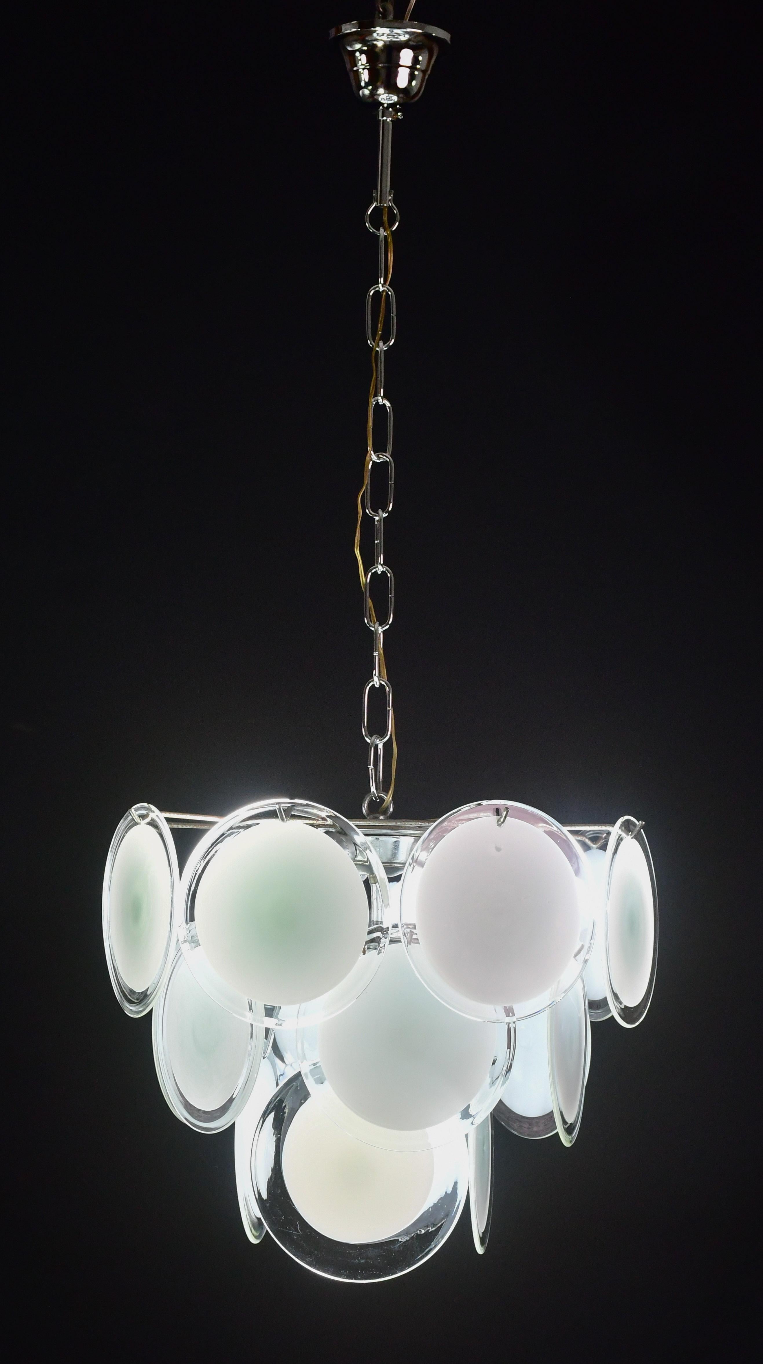Italienischer Vintage Murano-Kronleuchter im Vistosi-Stil. Der Kronleuchter besteht aus 18 fantastischen Alabasterscheiben in einem Rahmen aus vernickeltem Metall.
Zeitraum: Ende des XX. Jahrhunderts
Abmessungen: 90 cm Höhe mit Kette; 45 cm Höhe