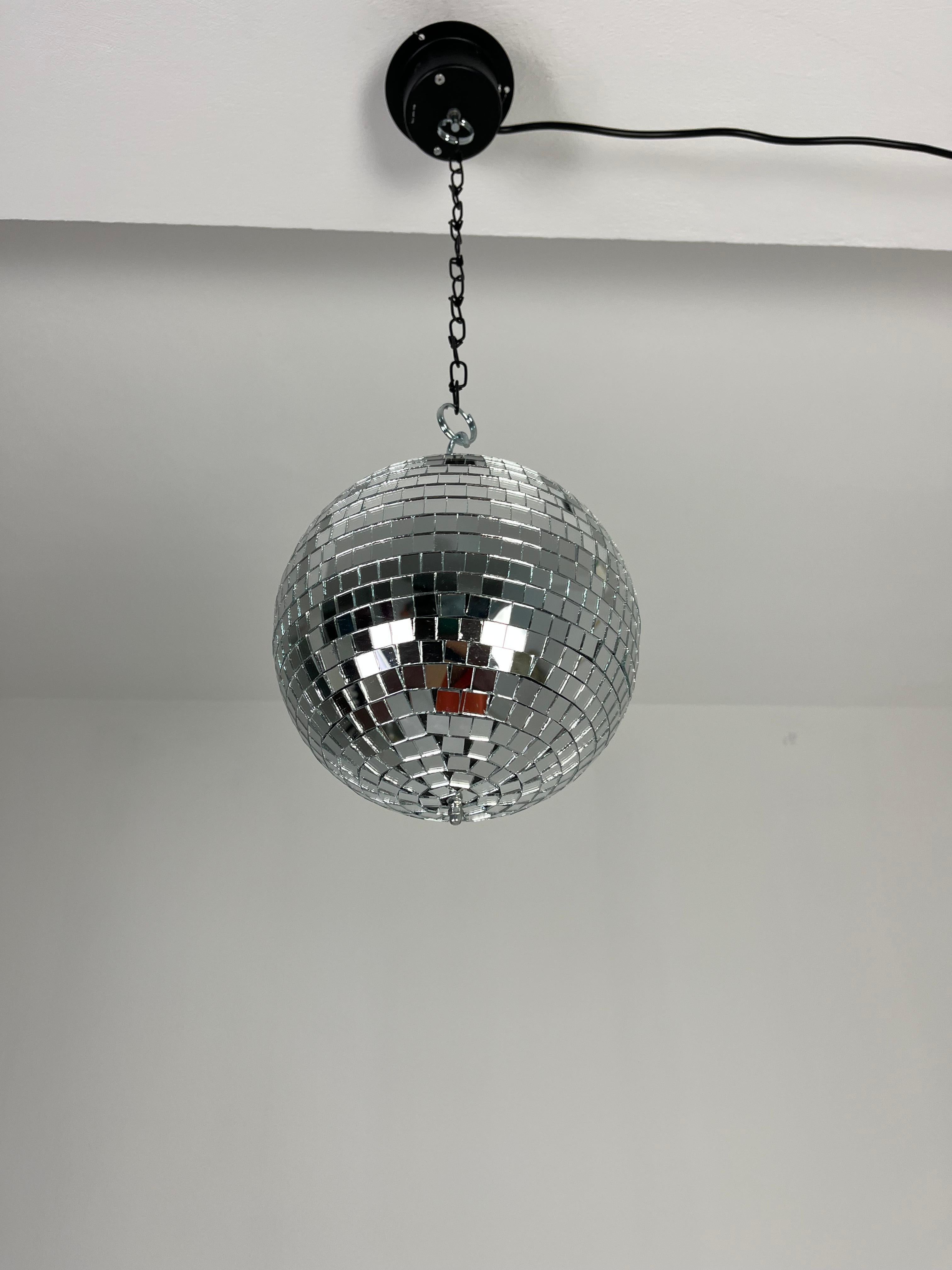 Disco ball mirror mosaic with rotor, diameter 20 cm, never used
This object is part of a series found in a warehouse of a shop specializing in the sale of disco products.
Excellent condition.