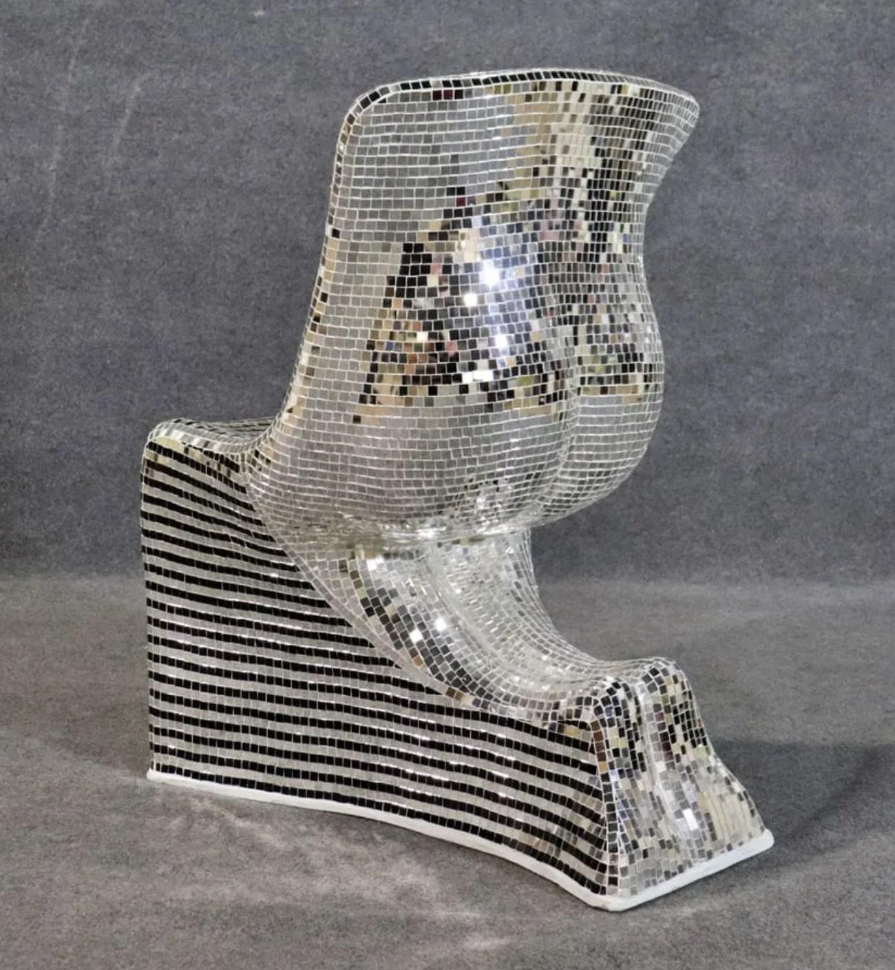 Dieser wilde, auffällige Stuhl ist mit Mosaikglas und geschliffenem Spiegel überzogen. Geformt im Stil des ikonischen S
