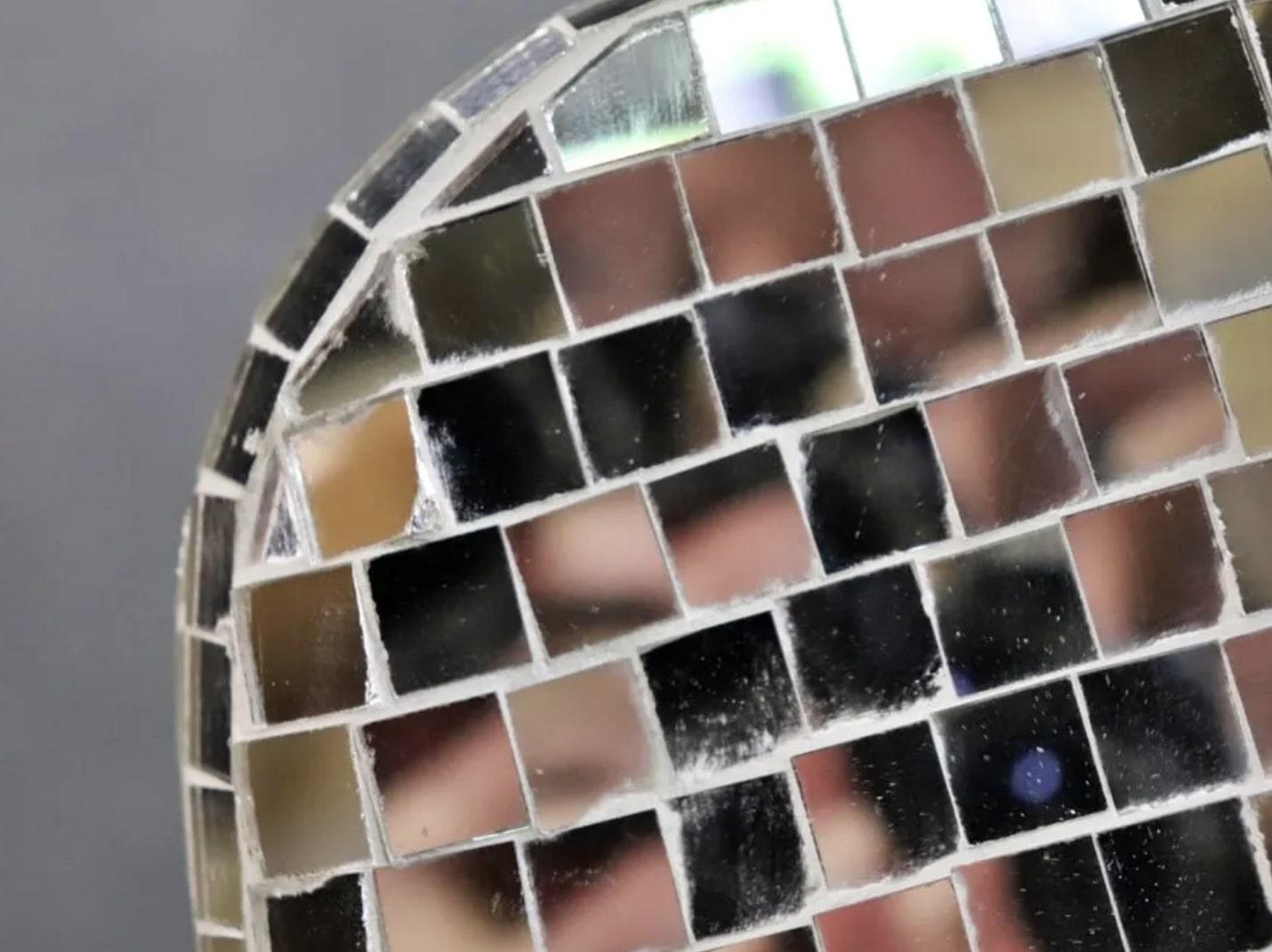 Geformter Stuhl 'Disco Ball' (Geschliffenes Glas)