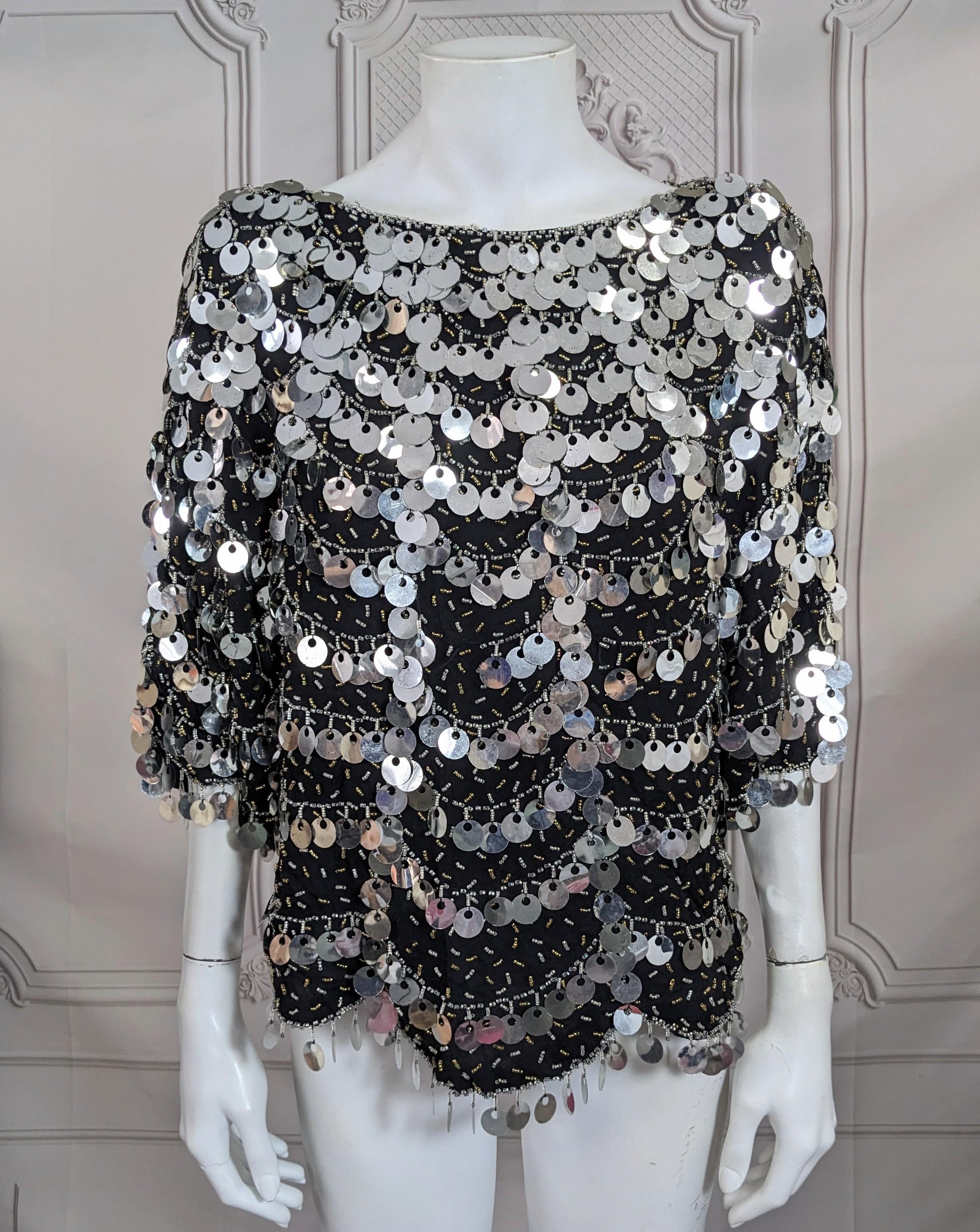 Top disco à perles et à paillettes des années 1970. Perlé à la main avec des perles de rocaille dorées et argentées et des paillettes argentées. Encolure large avec forme chauve-souris et ourlet festonné. Doublé de rayonne. Label manquant. Taille