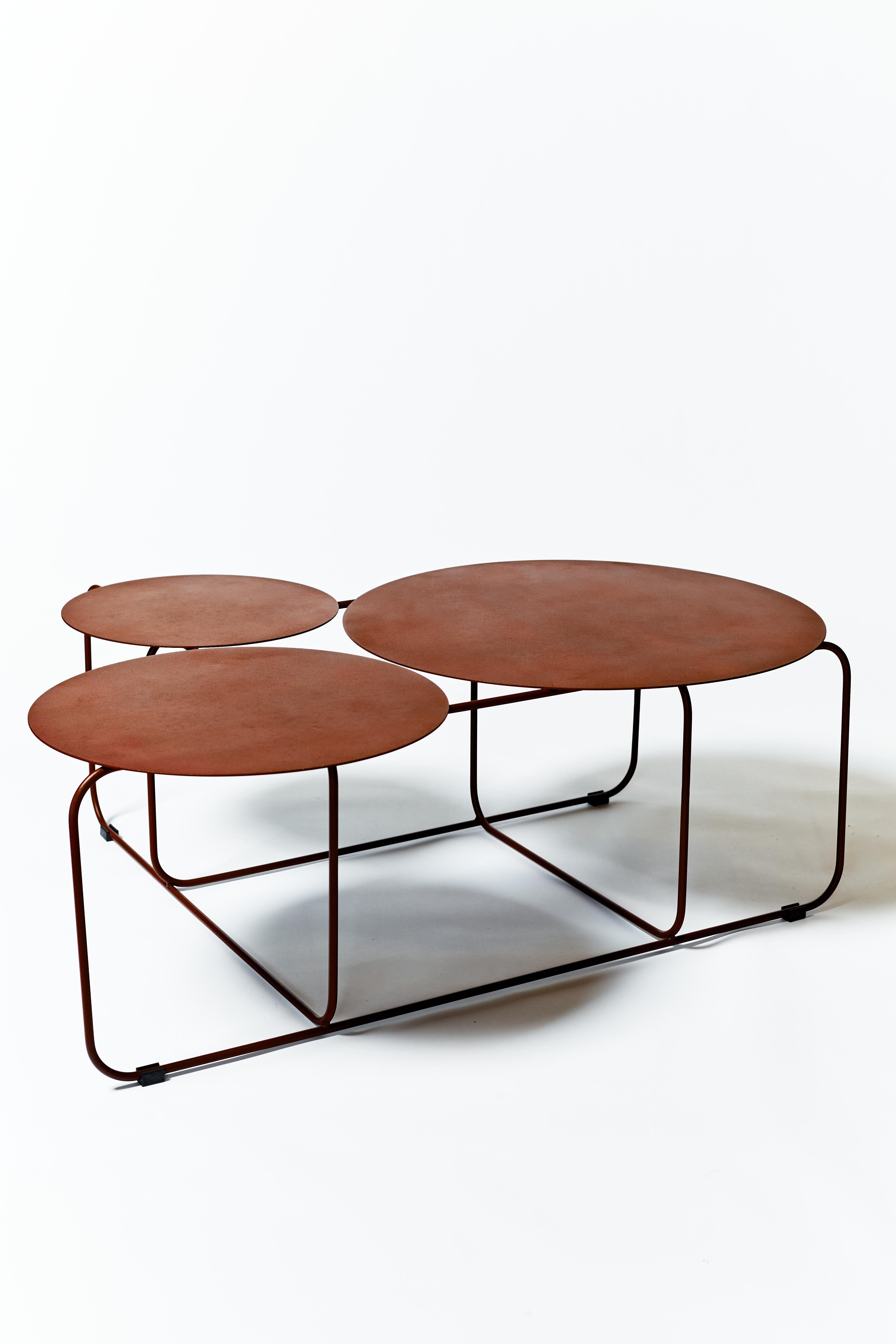 The Disco Tables appeal to a minimalism enriched by asymmetry and with bases formed by rectangles that create volumes visually as if drawing their contours. The tabletops' discs float over these masses of air like clouds.

The side tables in two