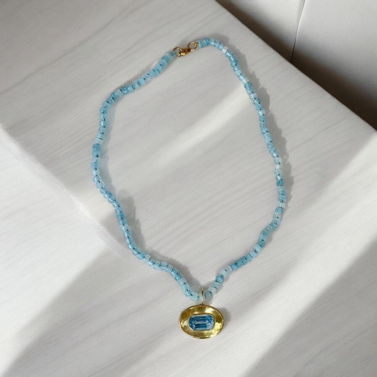 COLLANA DISCO

Acquamarina, Citrino, Oro 14k

Balla tutta la notte con questa collana unica nel suo genere. Il ciondolo è un citrino ovale di 23x17 mm con castone in oro 14k e un'acquamarina centrale di 12x8 mm anch'essa con castone in oro 14k.

La