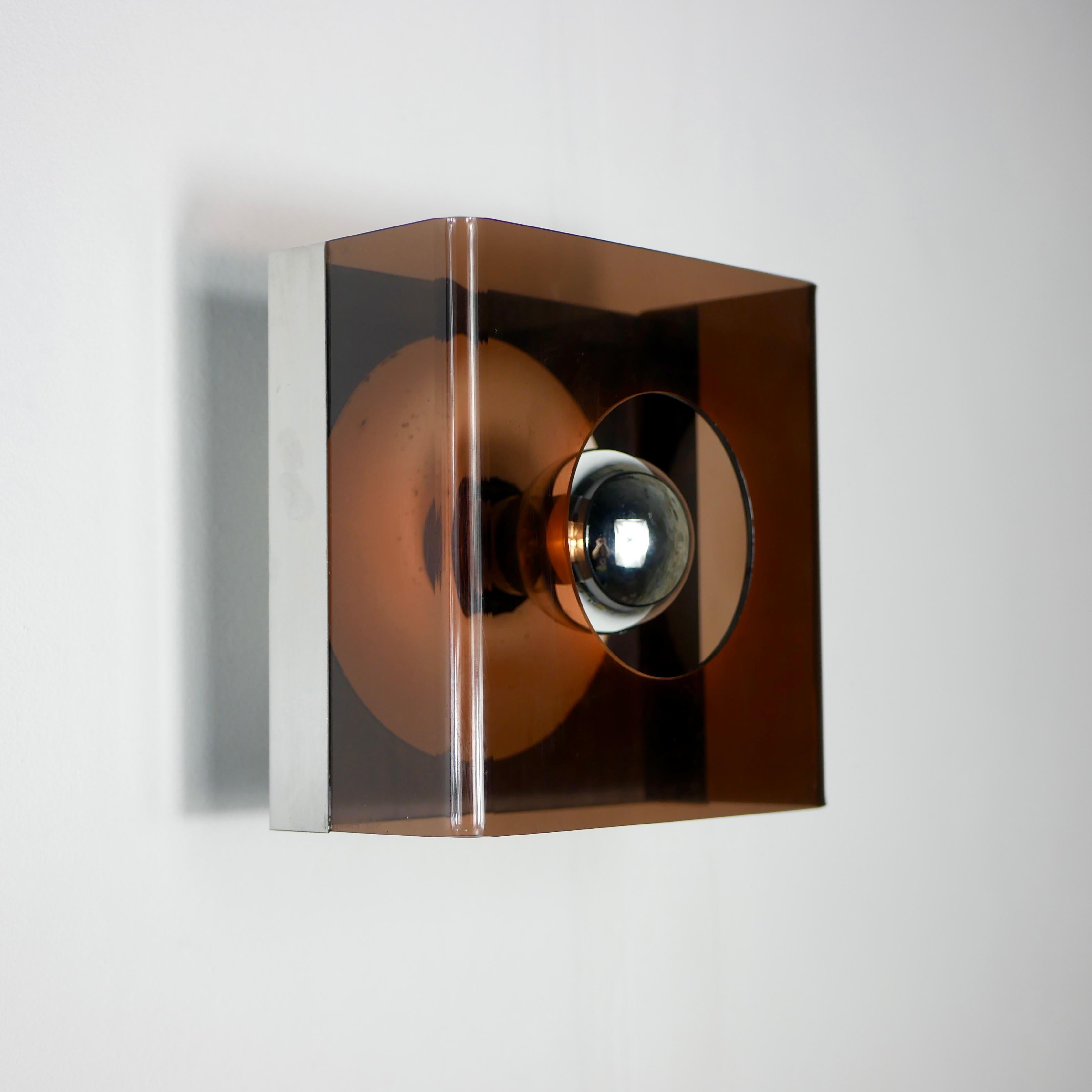Sconce, model Disco, designed by Jocelyne Trocmé for Galerie Oxar, made in France in the 1970s.
Smoked plexiglass and metal.
Good condition overall.
