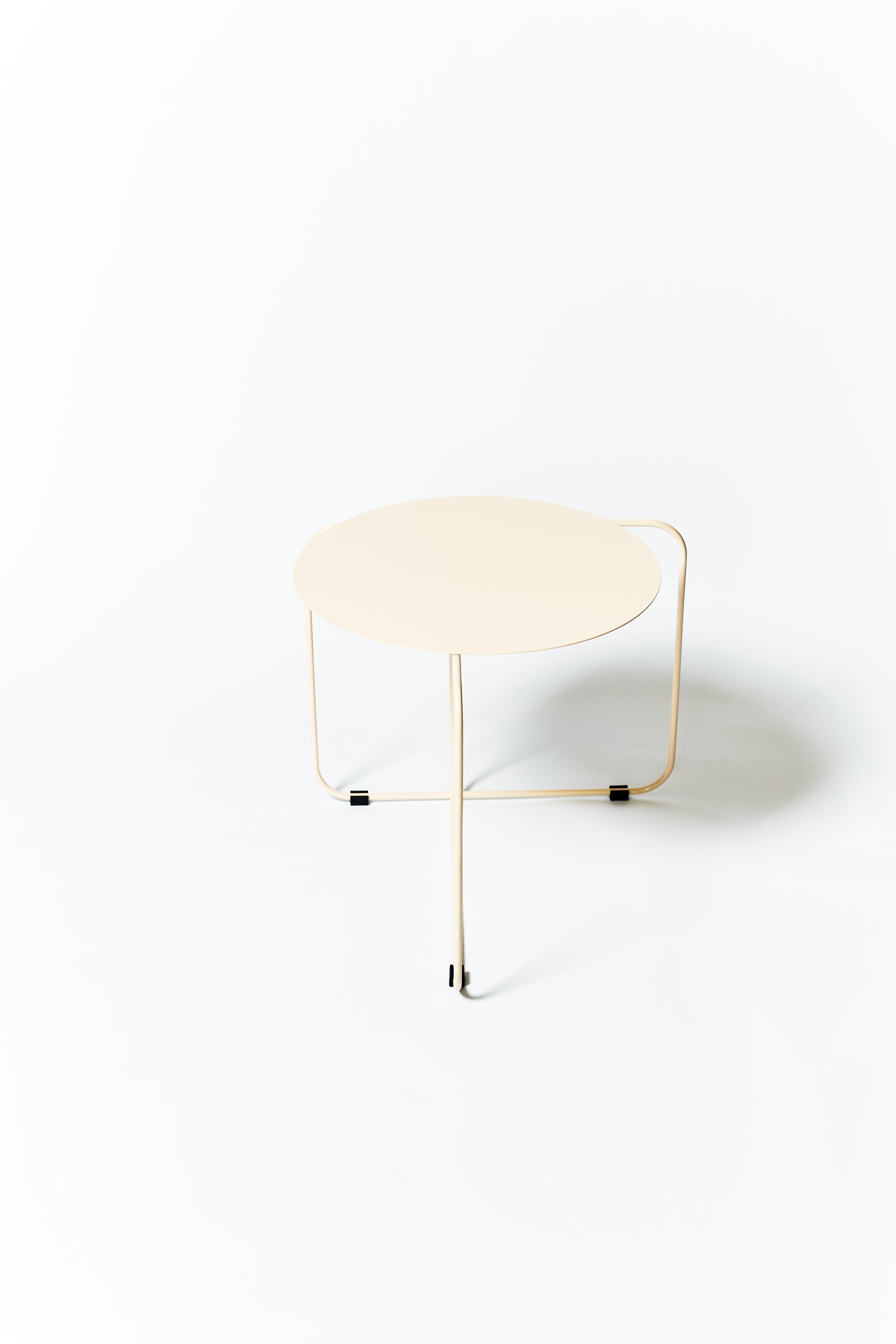 The Disco Sidetable was design to be a elegant yet discret addition to your living room. Made entirely of carbon stell, this piece was made to last and give a fresh felling to the space. Design by Bernardo Senna and made Estudio Few the Disco