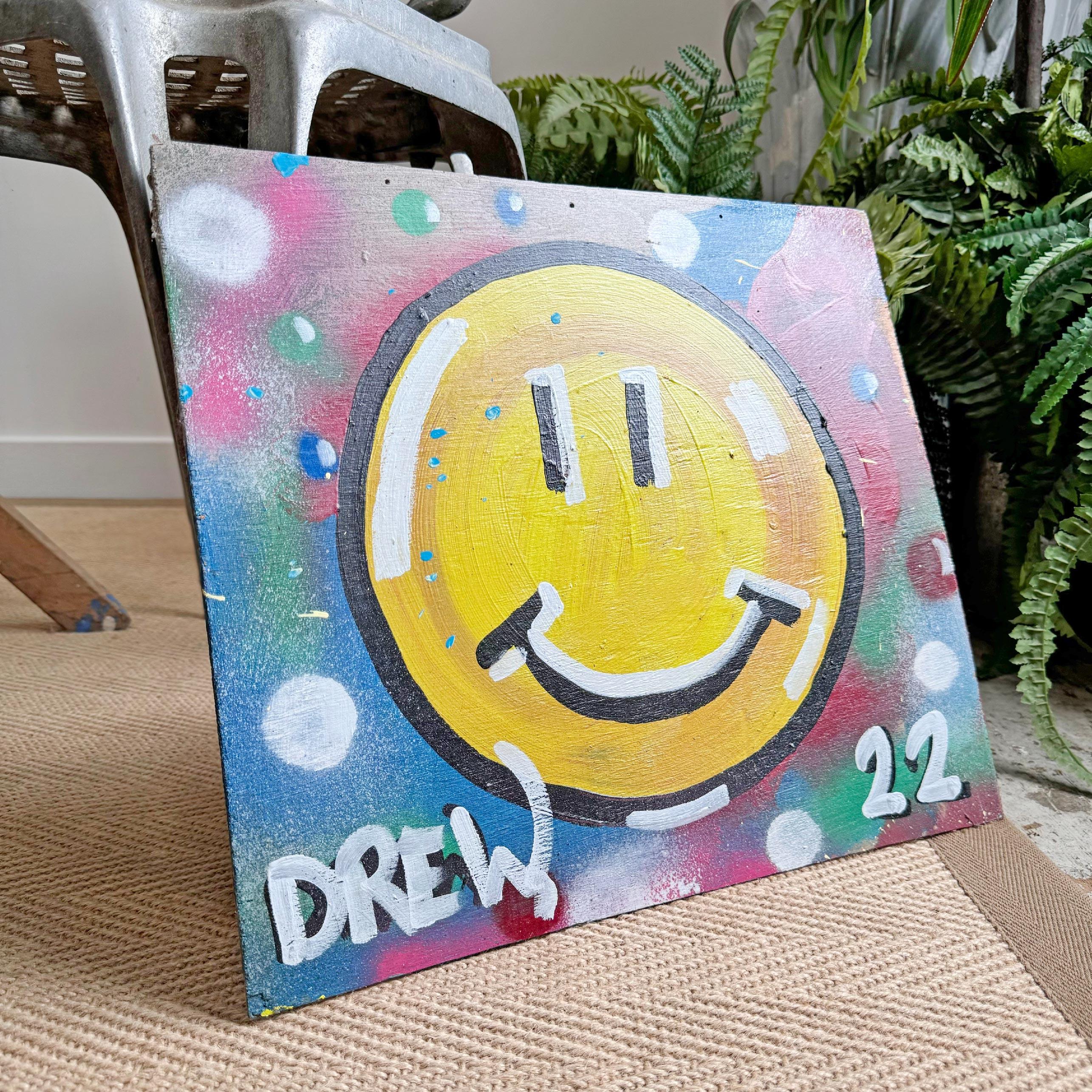 Dieses Werk trägt den Titel Disco Smiley und wurde 2022 mit einem gefundenen Holz als Träger gemalt.

Insgesamt 40cm Breite, 36cm Höhe, 0,3cm Tiefe

Drew ist ein 