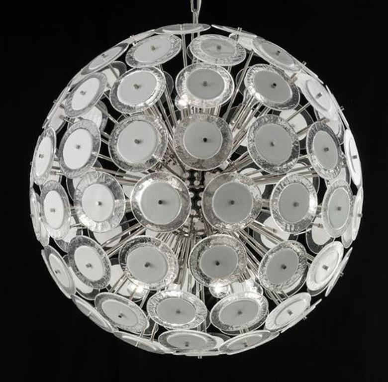 Lampadario italiano a forma di sputnik rotondo con dischi in vetro di Murano bianco e trasparente montati su una struttura in metallo con finitura nichel di Fabio Ltd / Made in Italy
12 luci / tipo E26 o E27 / max 60W ciascuna
Misure: Diametro 37,5