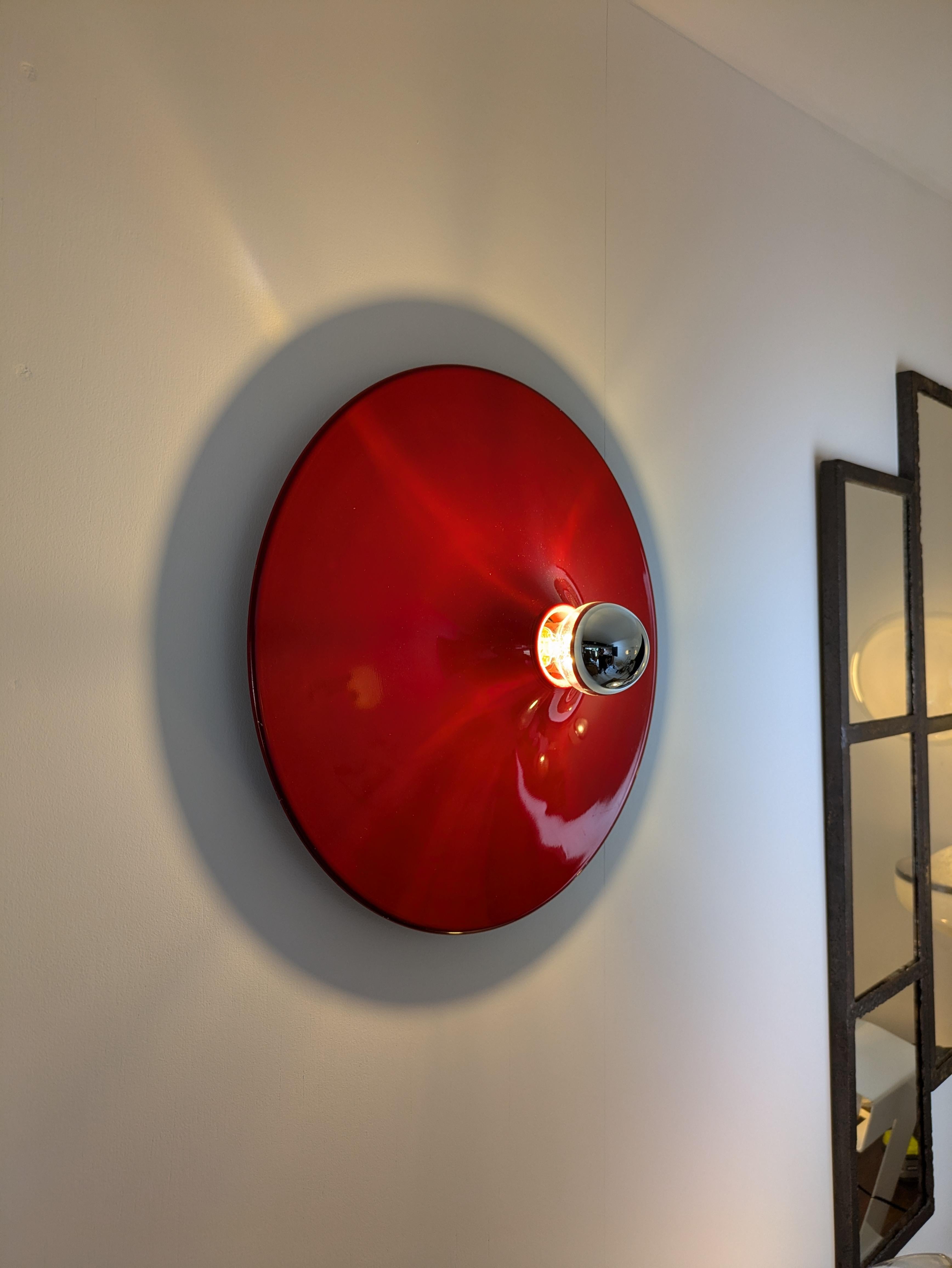 Fine XX secolo Disco Stilnovo, Gianluigi Gorgoni, Piatto rosso Applique o plafoniera Italia, 1970 in vendita
