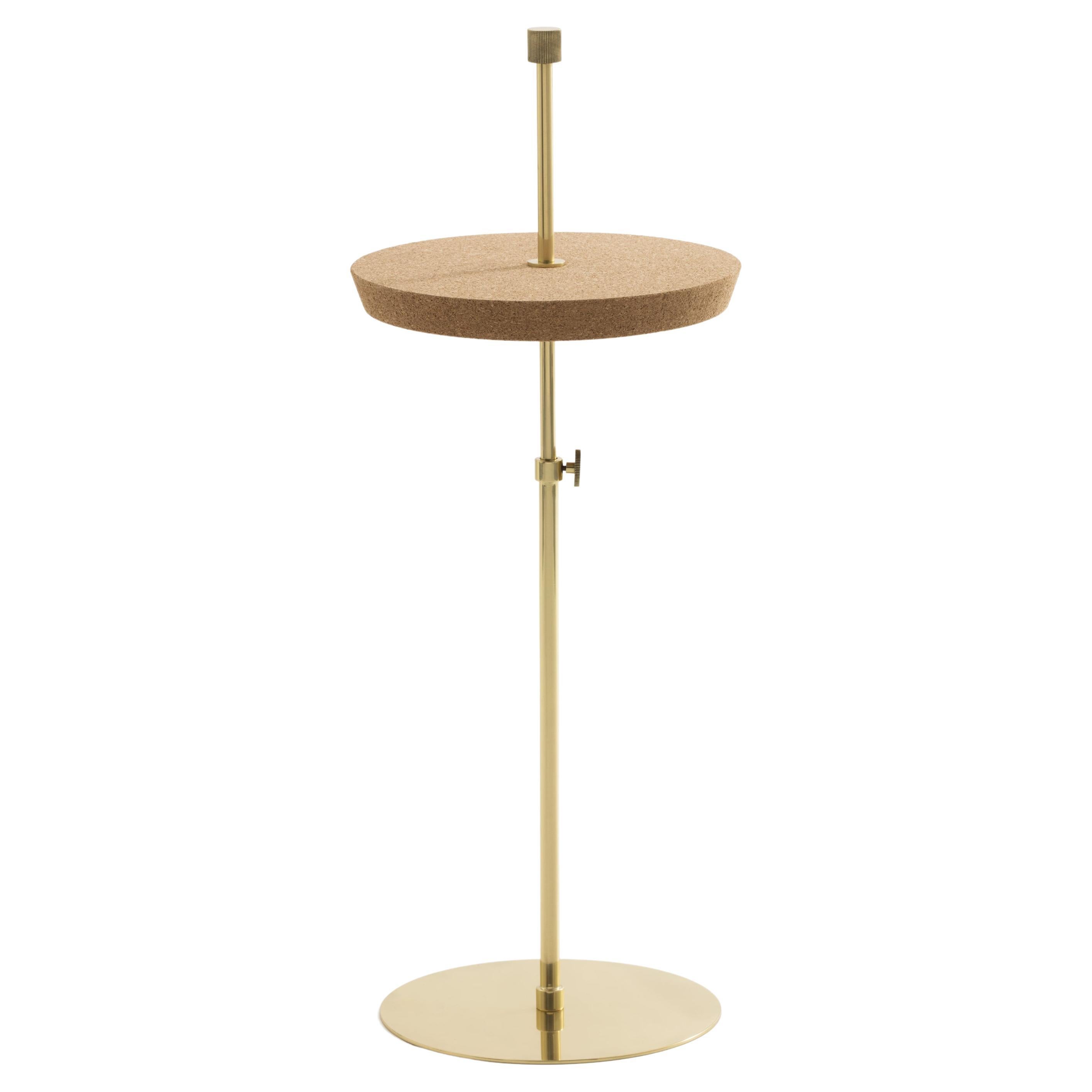 The disco side table was developed to be easy, both in transport and in height adjustment, so it adapts to any indoor environment.
The height of the top can be adjusted using the pin located next to the stem, its finishes, like the entire Disco