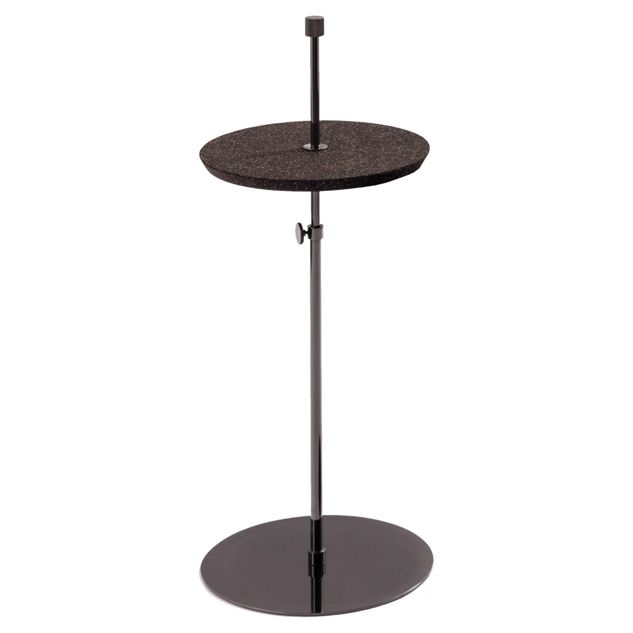 The disco side table was developed to be easy, both in transport and height adjustment, so it adapts to any indoor environment.
The height of the top can be adjusted using the pin located next to the stem, its finishes, like the entire Disco