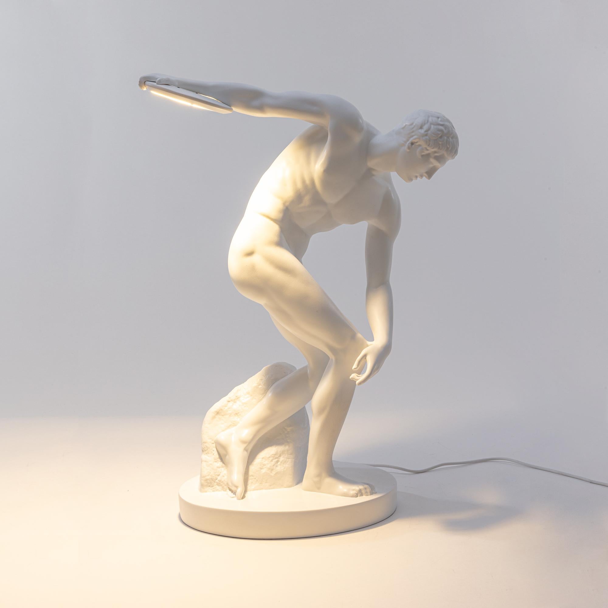 The iconic Greek sculpture immortalized moments before the launch and enriched with an unexpected light source.
A perfect marriage between history and contemporaneity.
LED Lamp