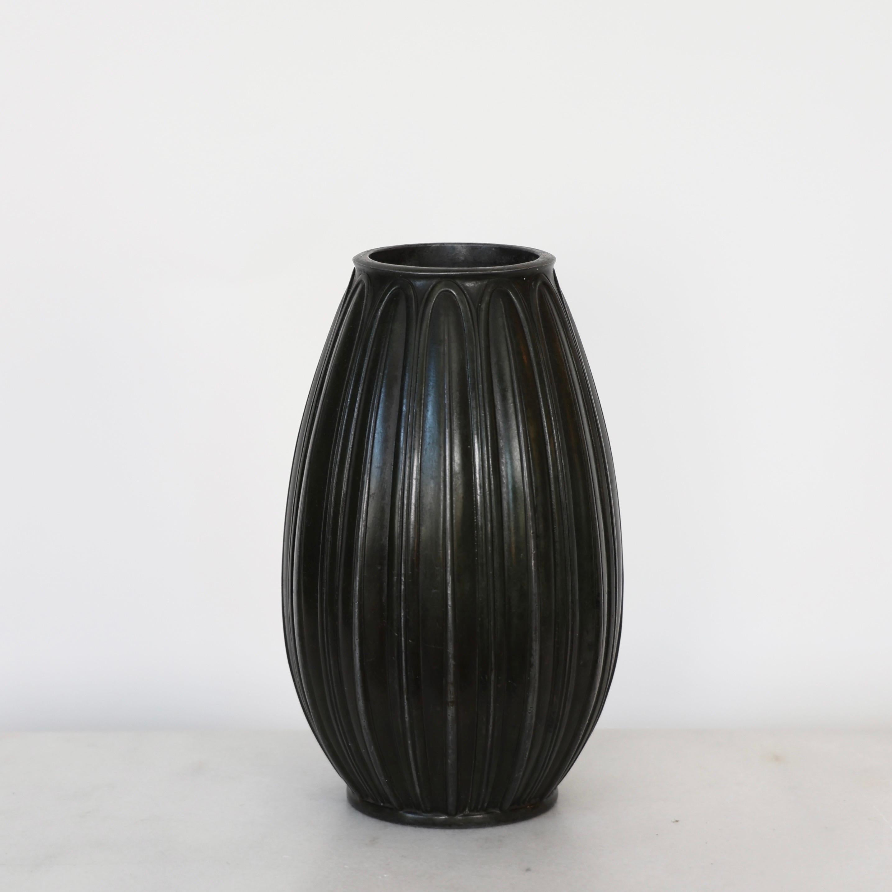 Grande vaso Discometal disegnato da Ellen Schlanbusch per Just Andersen negli anni Quaranta. Un pezzo di grande effetto per un bellissimo tavolo. 

* Vaso discometrico di grandi dimensioni con linee verticali
* Designer: Ellen Schlanbusch
*