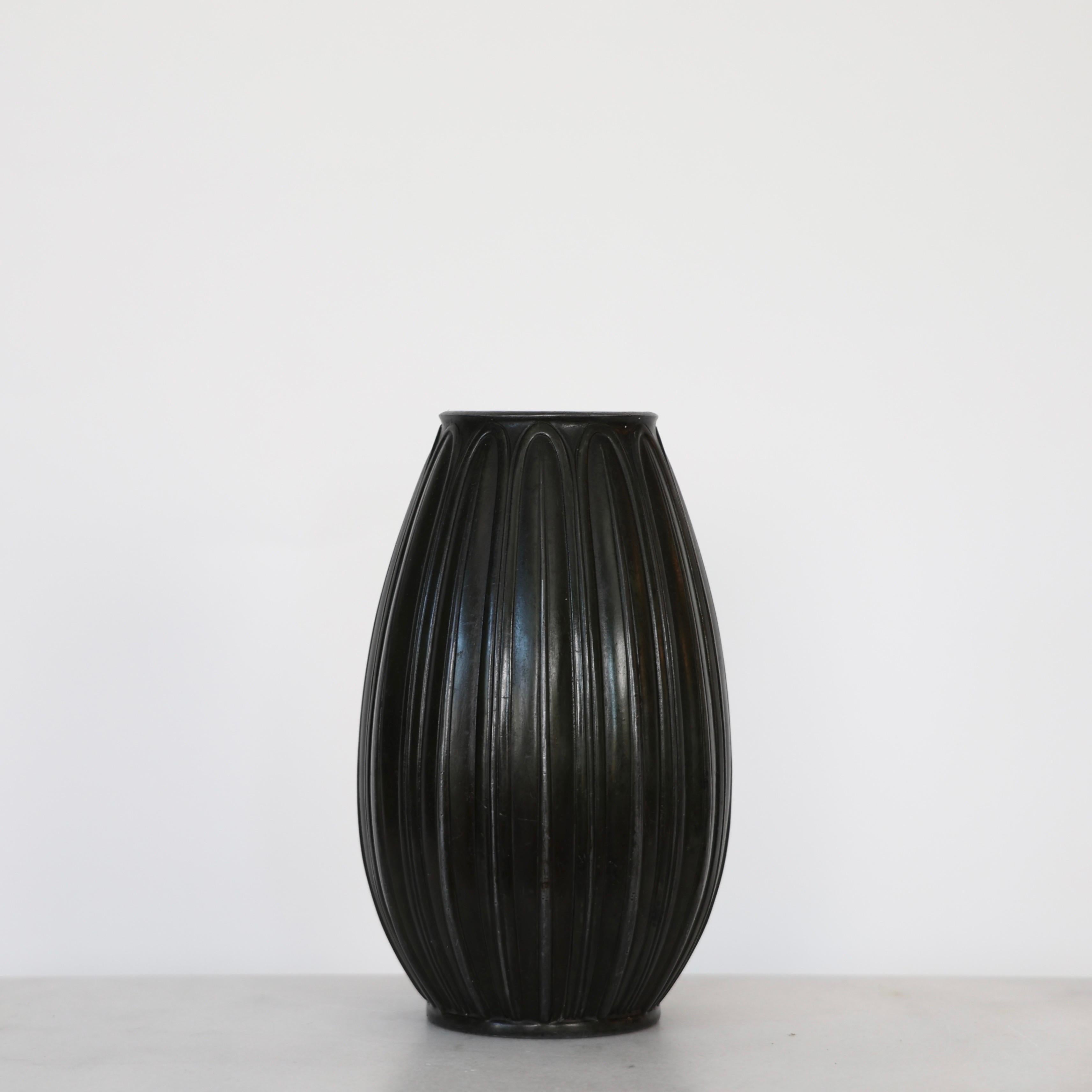 Vaso Discometal di Ellen Schlanbusch per Just Andersen, anni '40, Danimarca in vendita 1