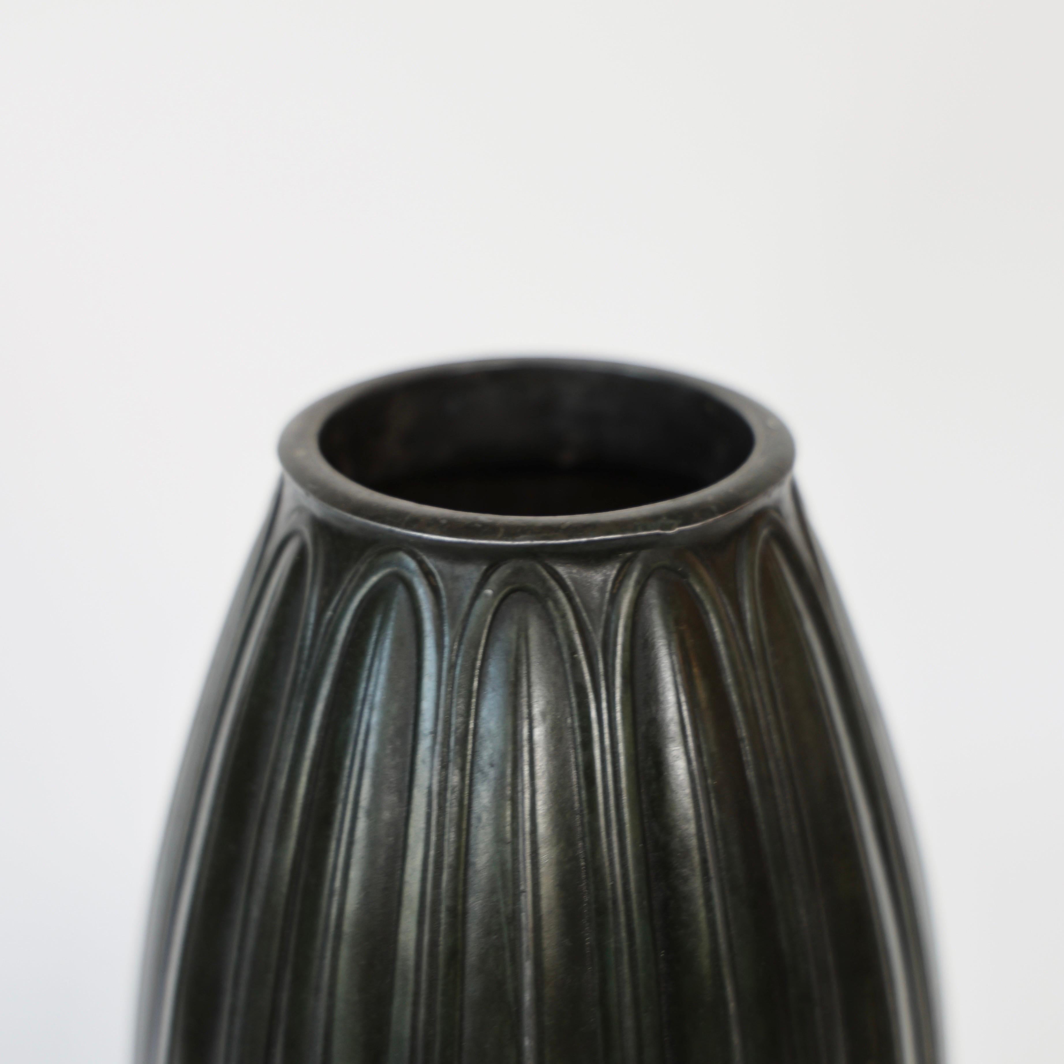 Vaso Discometal di Ellen Schlanbusch per Just Andersen, anni '40, Danimarca in vendita 3