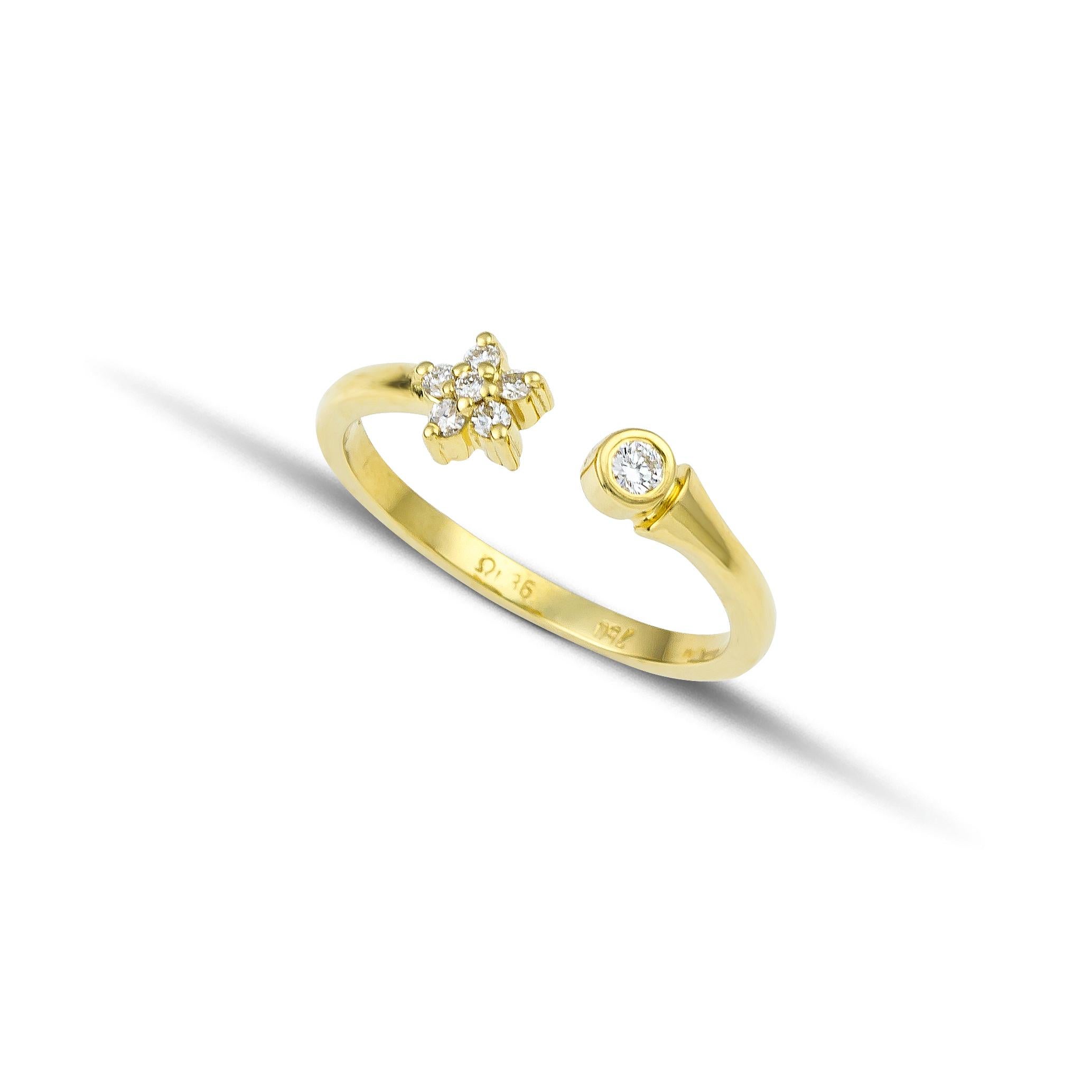 Petite bague empilable déconnectée en or jaune 18Kt avec une grappe de diamants taille brillant qui créent la forme d'une fleur. Une bague unique en édition limitée à la silhouette fluide, fabriquée à la main selon des techniques traditionnelles et