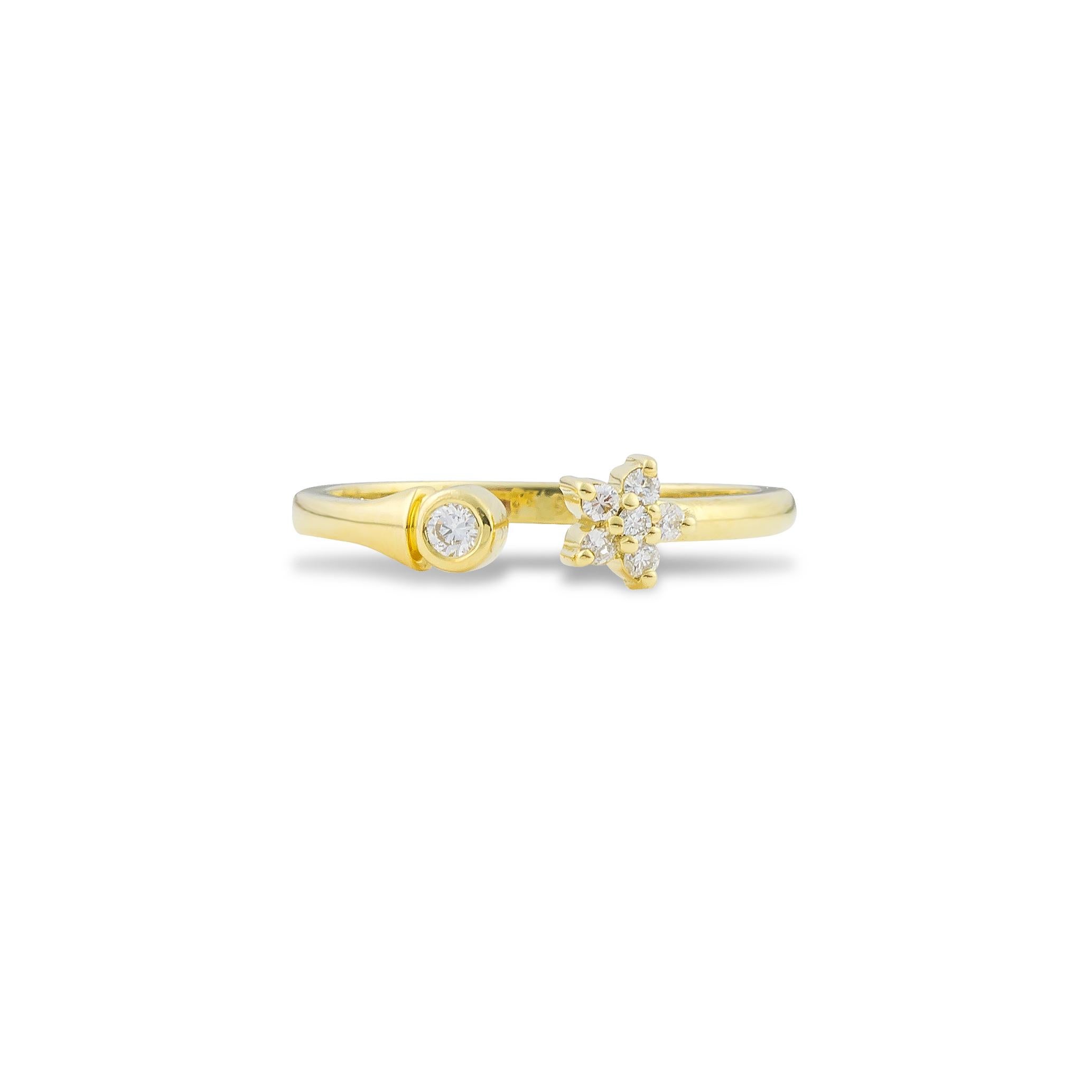 Taille brillant Petite bague empilable déconnectée en or 18 carats avec grappe de diamants en forme de fleur en vente