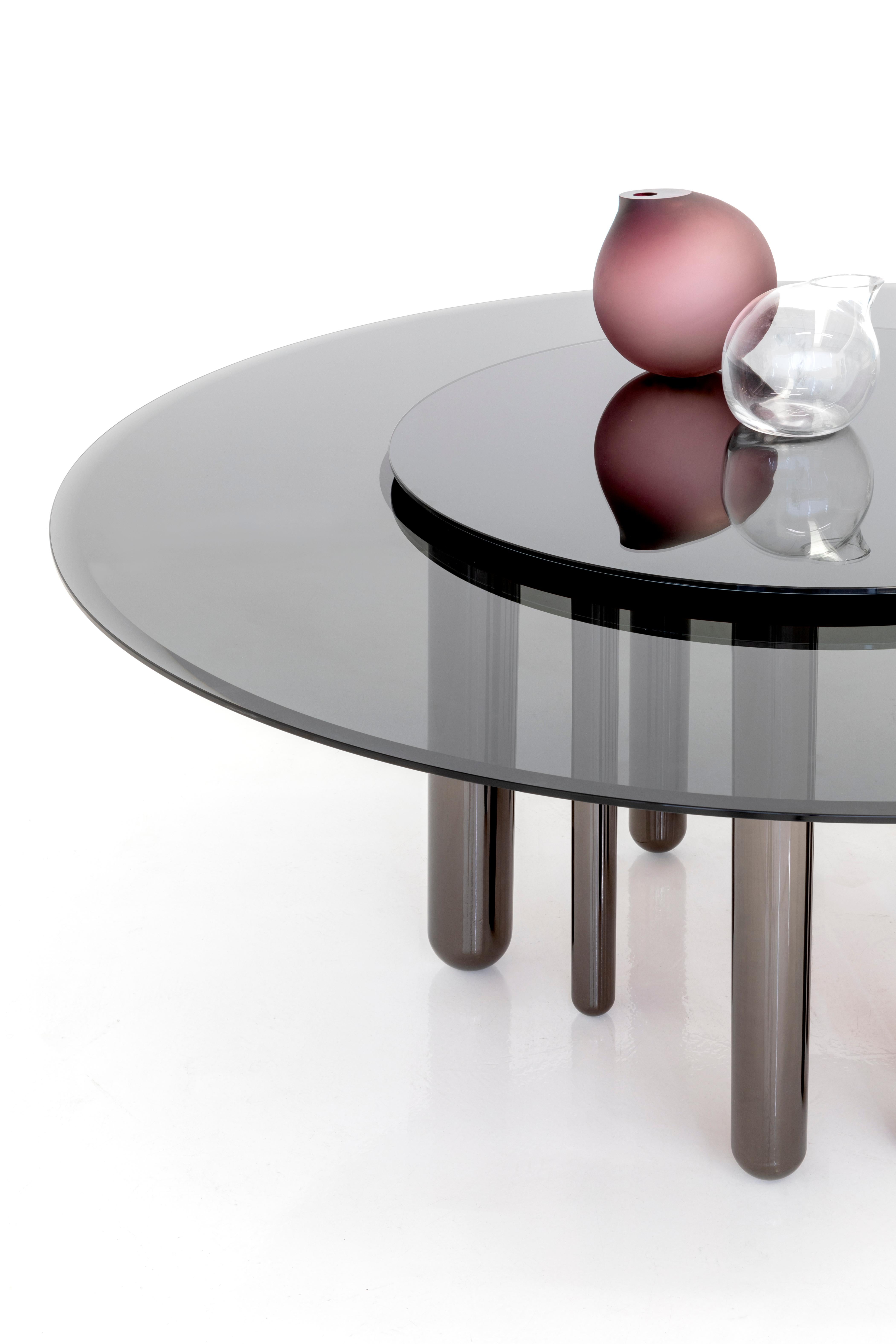 Discoteca 200 Tavolo rotondo in nichel nero e vetro fumé di Casa Casati 
Dimensioni: Ø 200 x H. 74 cm. 
Materiali: Nickel nero, vetro, specchio e ottone.
Finitura: gambe in nichel nero, piano in vetro fumé, Lazy Susan in specchio fumé. 

Disponibile