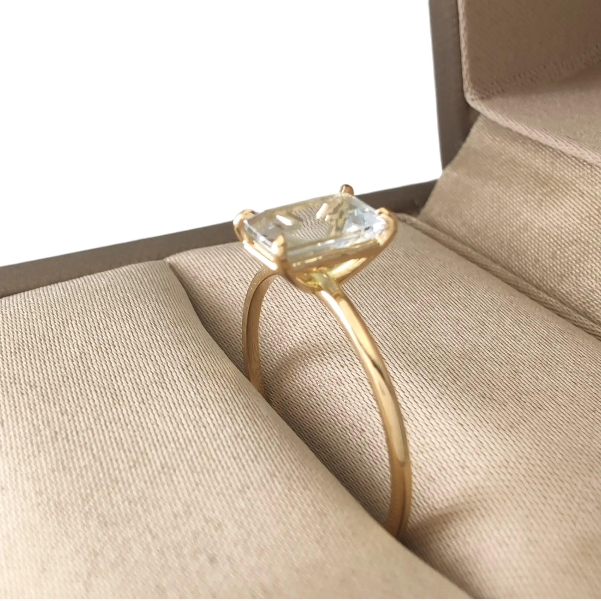 Discover the Stunning 18K Gold Emerald-Cut 0.80 Carat Aquamarine Solitaire Ring For Sale 5