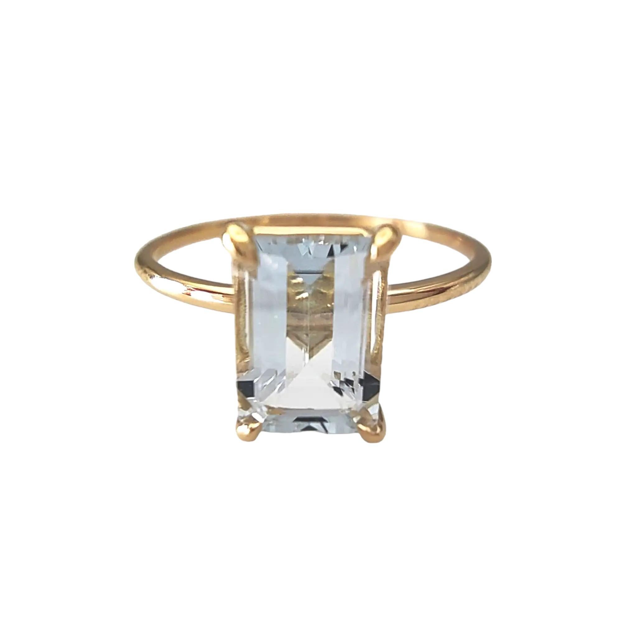 Women's Discover the Stunning 18K Gold Emerald-Cut 0.80 Carat Aquamarine Solitaire Ring For Sale