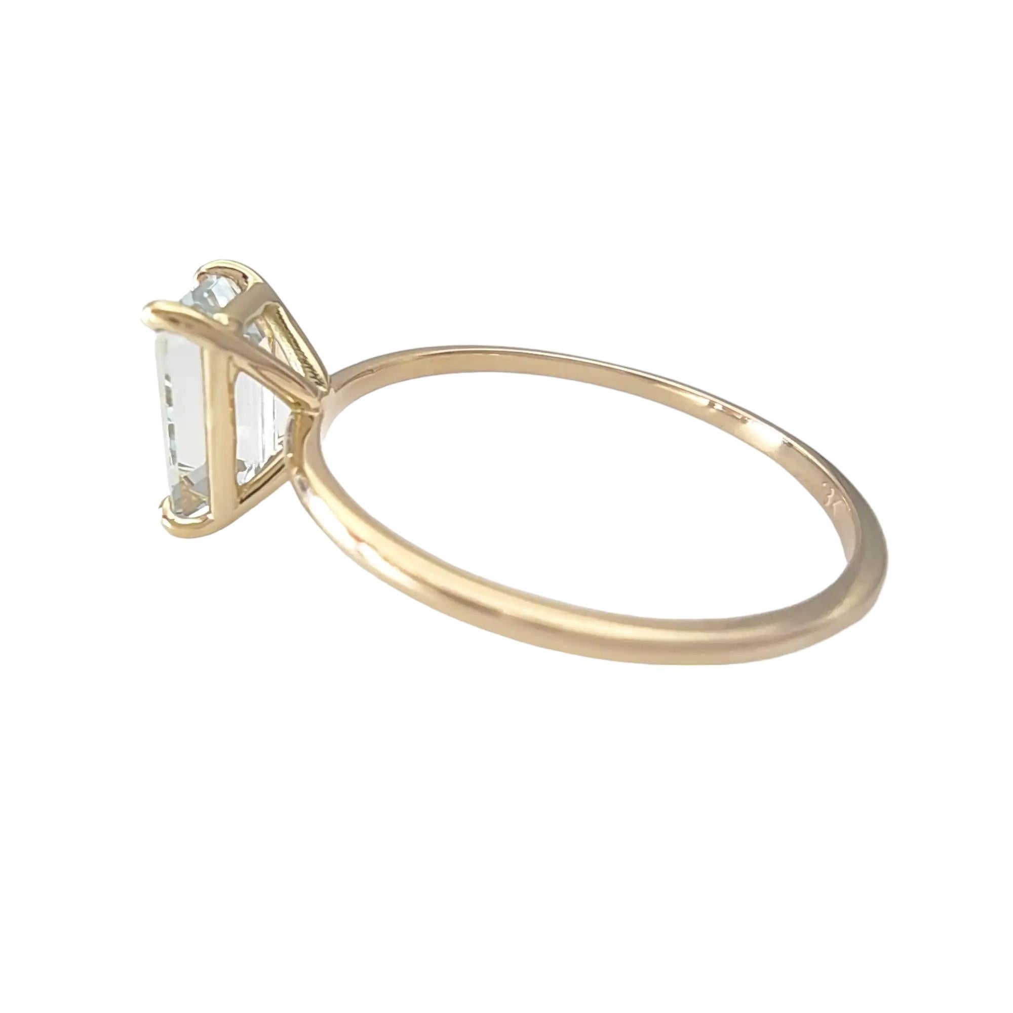 Discover the Stunning 18K Gold Emerald-Cut 0.80 Carat Aquamarine Solitaire Ring For Sale 1
