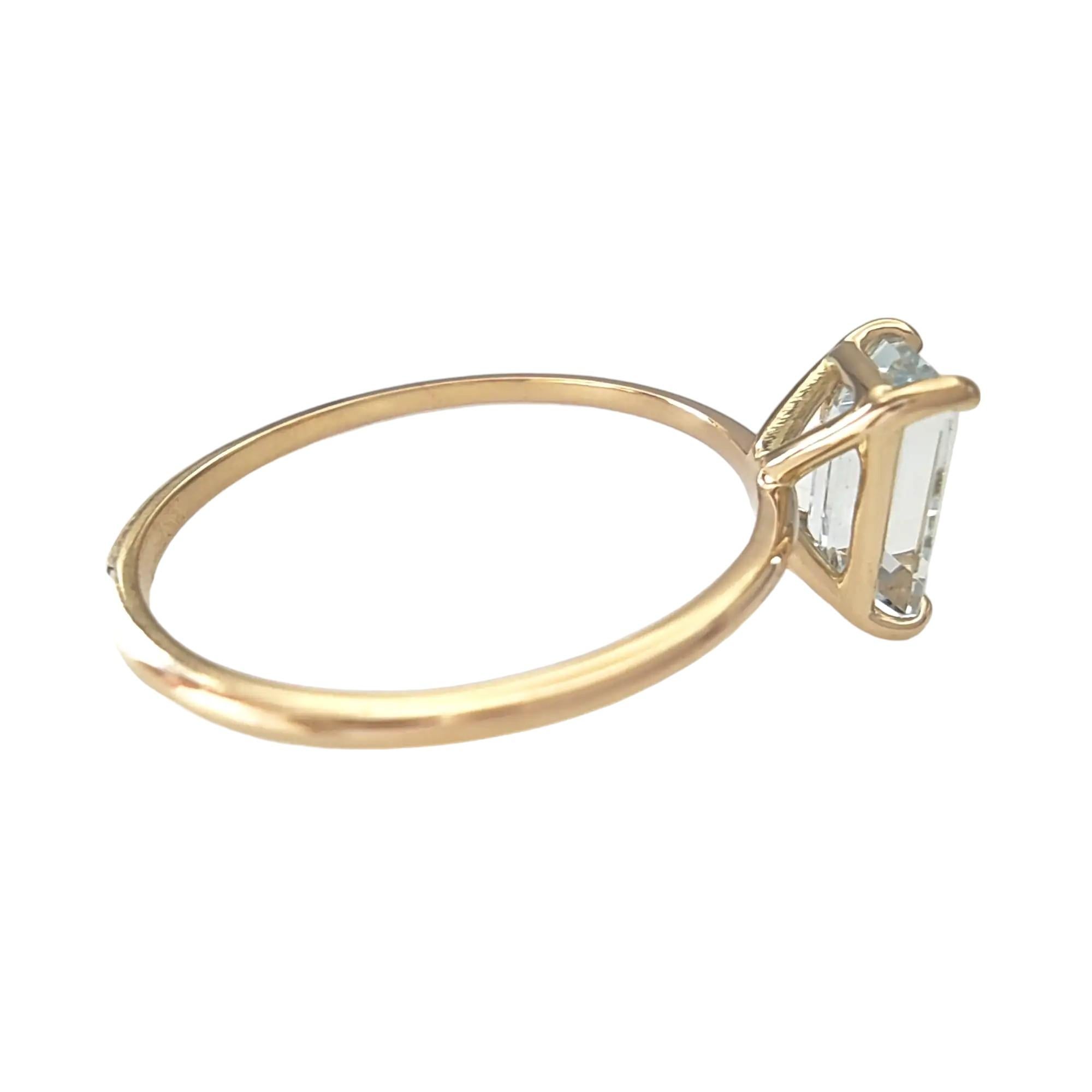 Discover the Stunning 18K Gold Emerald-Cut 0.80 Carat Aquamarine Solitaire Ring For Sale 3