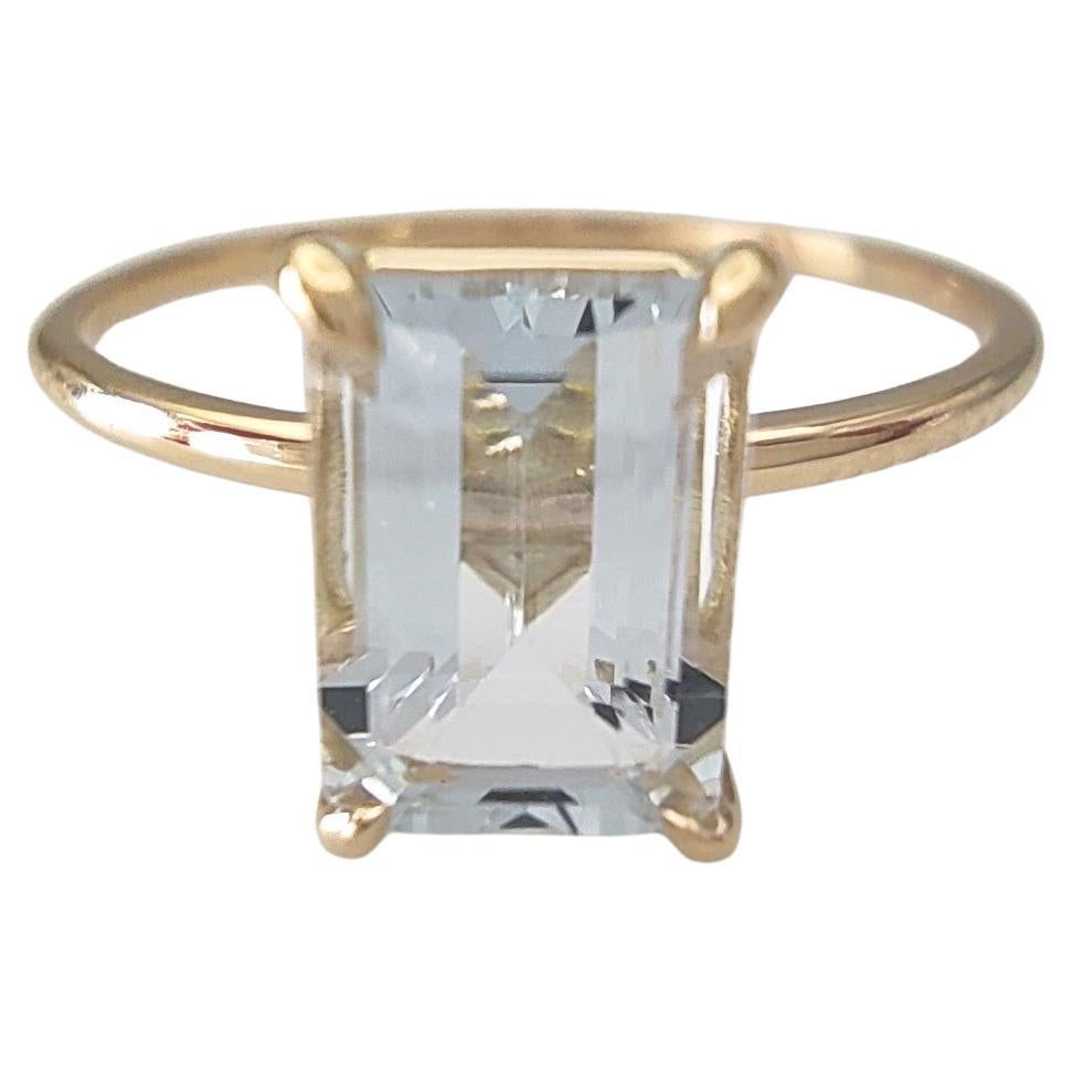 Discover the Stunning 18K Gold Emerald-Cut 0.80 Carat Aquamarine Solitaire Ring For Sale