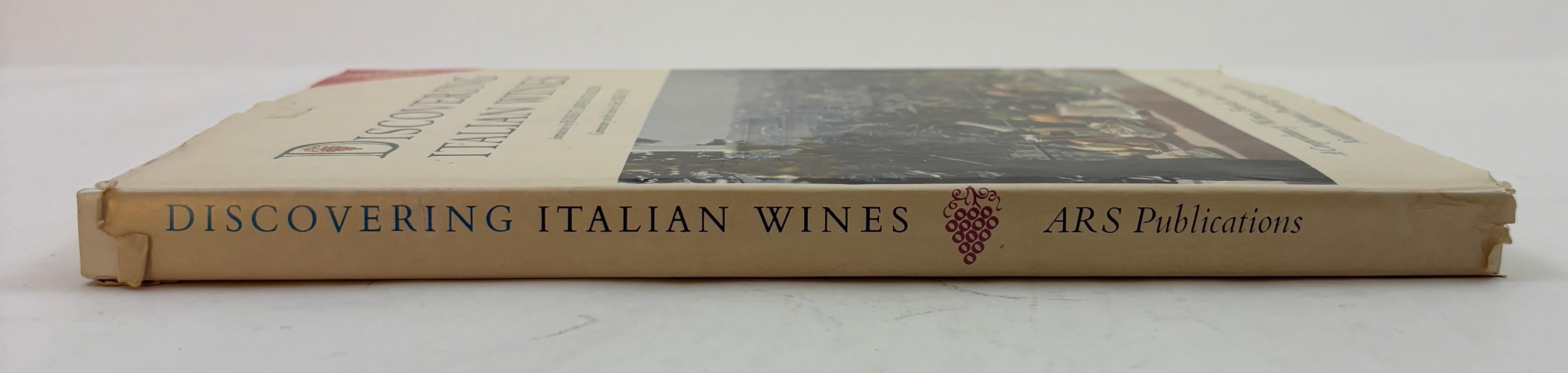 Descubriendo los vinos italianos;: Un compendio autorizado de vinos, gastronomía y viajes por las diecinueve regiones productoras de Italia Sin Encuadernar.
Balzar, Robert Lawrence (Introducción) y Roy, Mike (Comentario).
Roma: ARS PUBLICACIONES,