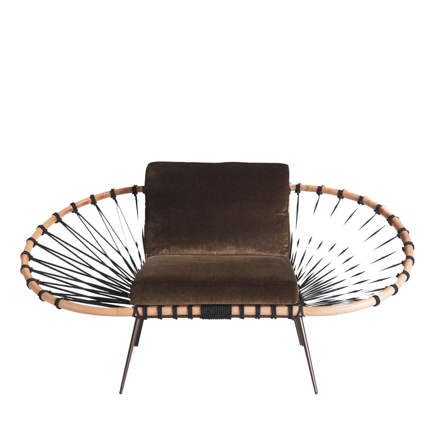 Sculptural in the details, this captivating armchair boasts an innovative and masterfully crafted silhouette. Harmoniously combining different materials, the structure is composed of metal feet and a reed framework on which is braided a black rope.