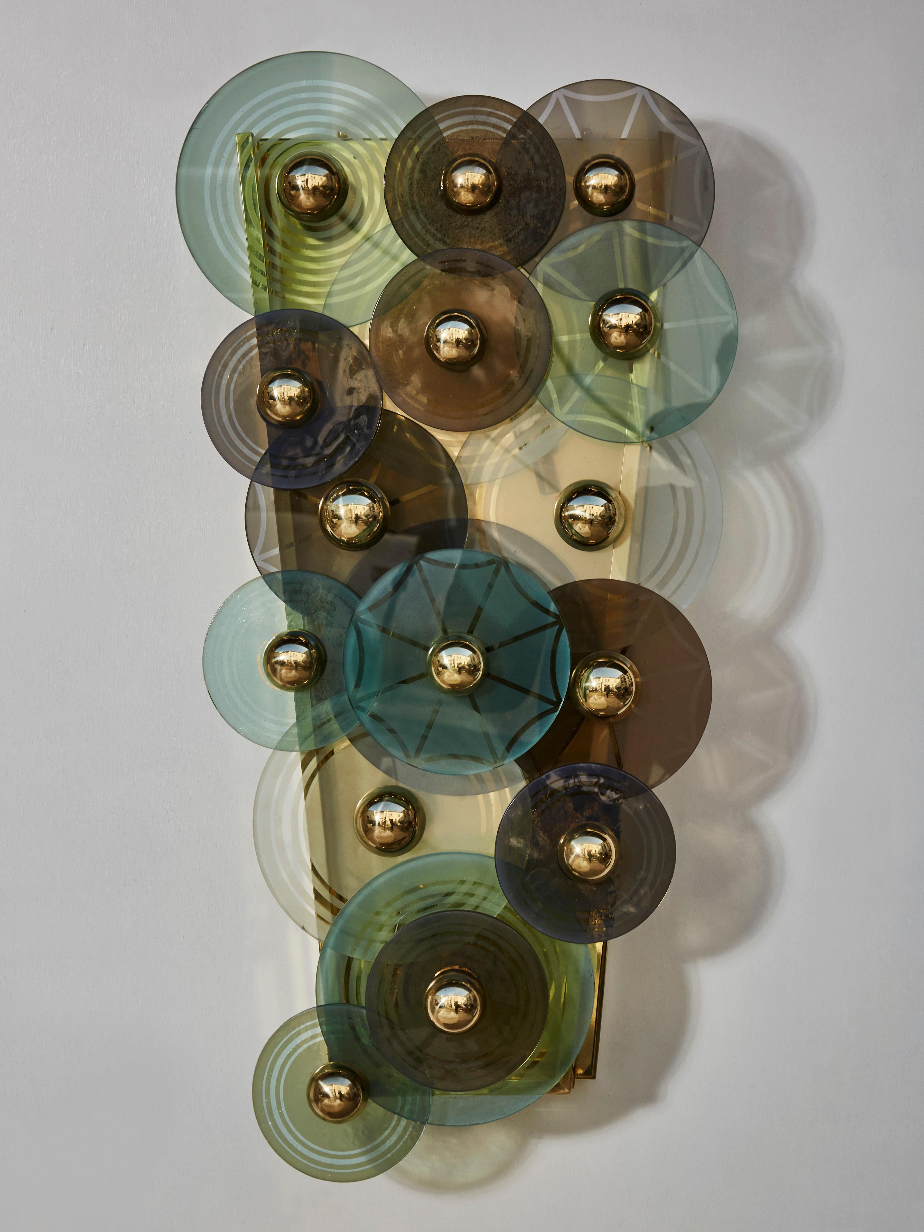 Pair of brass sconces with tainted and carved discs in murano glass.
Creation by Studio Glustin,
Italy, 2021.