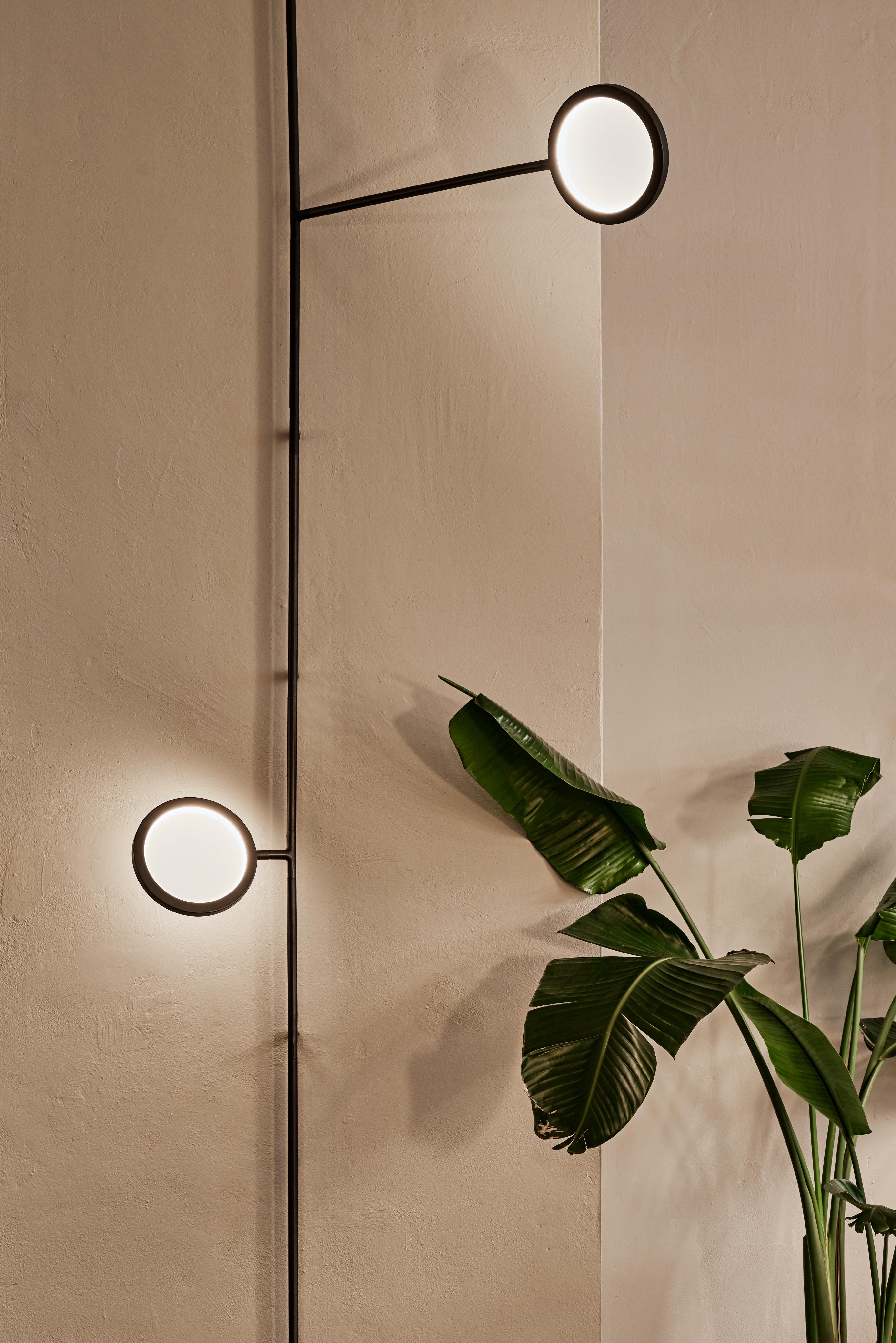 Discus is a spare and graphically compelling lighting collection. Made from modular components, the design is adaptable for spaces ranging from intimate to monumental. Dimmable LEDs cast a warm diffused light through both sides of each rotatable