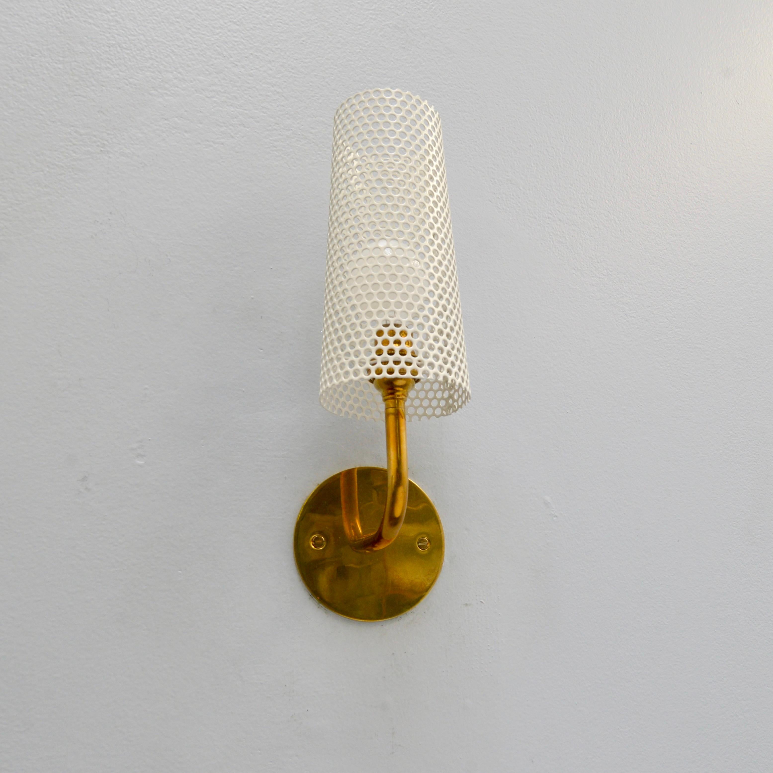 Aplique perforado de latón ligeramente envejecido, sin lacar, al estilo del diseñador francés Disderot. De acero perforado pintado y latón patinado. Precio por unidad. Bombillas y accesorios de montaje incluidos. Múltiplos