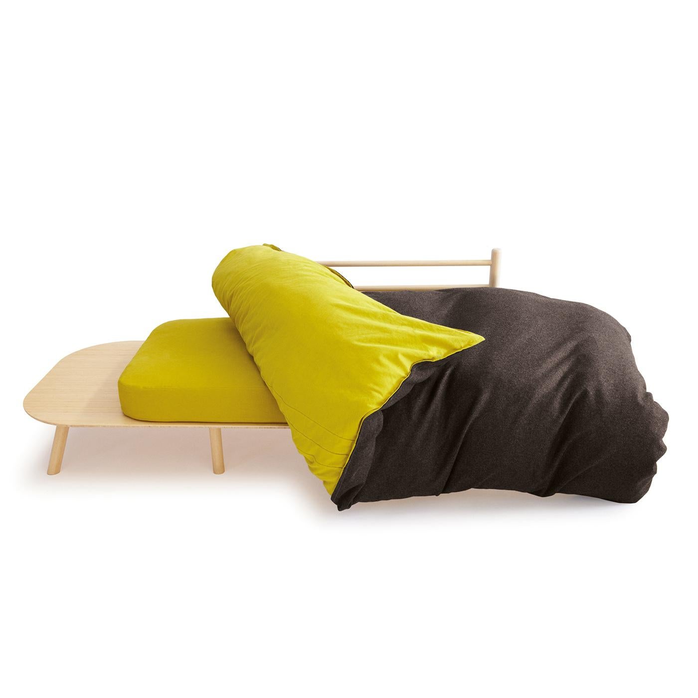 Das Disfatto Sofa von Dennis Guidone ist eine reizvolle Kombination aus Sitzfläche, Kissen und Entspannungsparadies. Es ist außergewöhnlich bequem und verspielt. Die natürliche Polsterung ist mit einem abnehmbaren Bezug aus einer