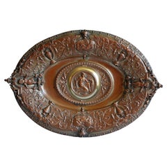 Ovale Schale aus Kupfer und Messing mit Plakette Diana der Jägerin, 19. Jahrhundert