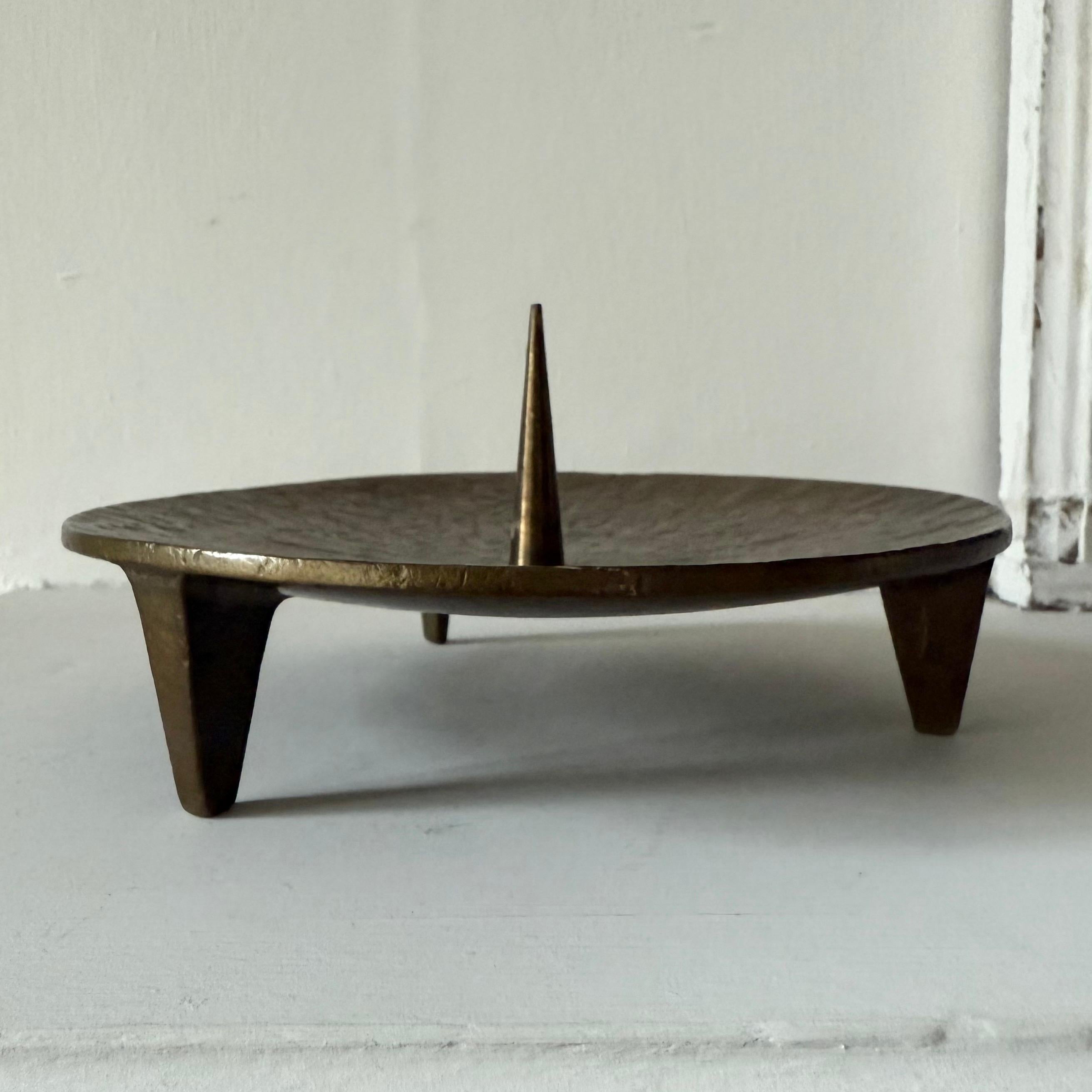 Schalen-Kerzenhalter aus Bronzeguss, 20. Jahrhundert, europäisch (Gegossen) im Angebot