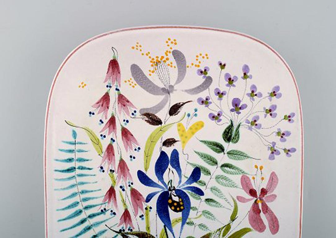 Dish decorated with flowers, Stig Lindberg, Gustavsberg studio, Faience, 1940s.
Measures: 33 cm. x 25 cm. Depth: 4 cm.
Signed with 