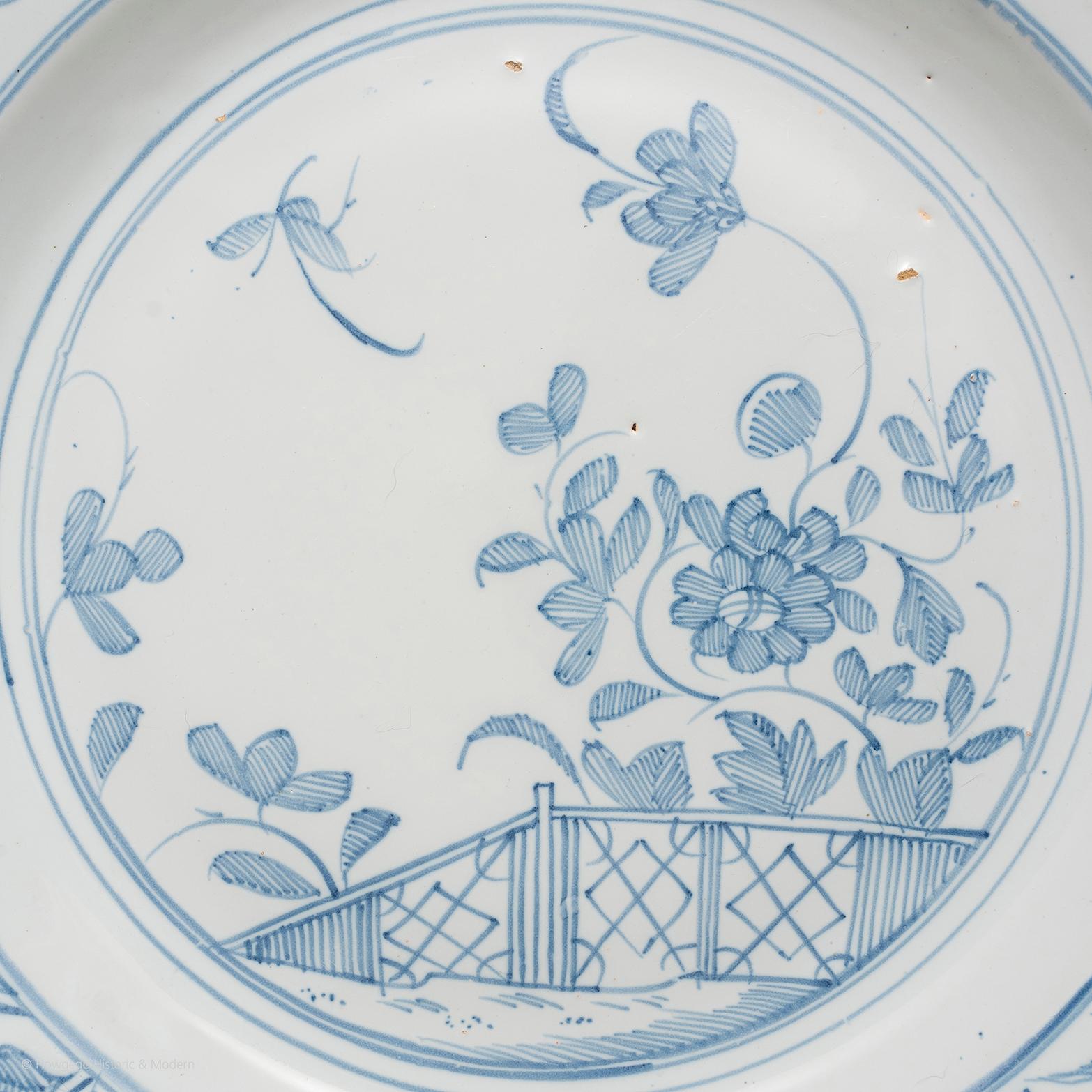 Schale, Delfter Porzellan, englisch, Liverpool, blau-weißer Schmetterling 35cm 13 3/4 um 1760 (Chinoiserie) im Angebot