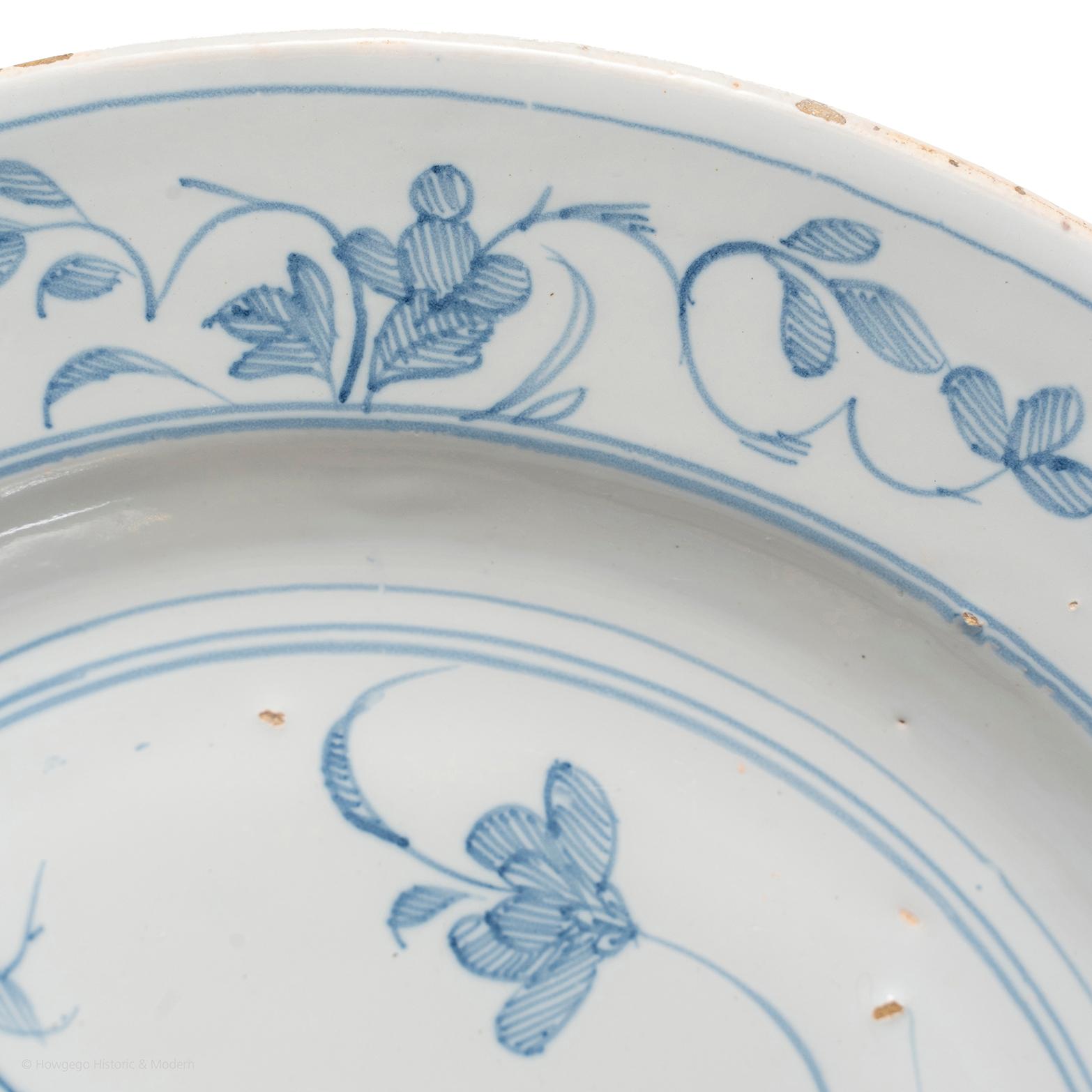 Plato, delftware, inglés, Liverpool, azul mariposa blanca 35cm 13 3/4