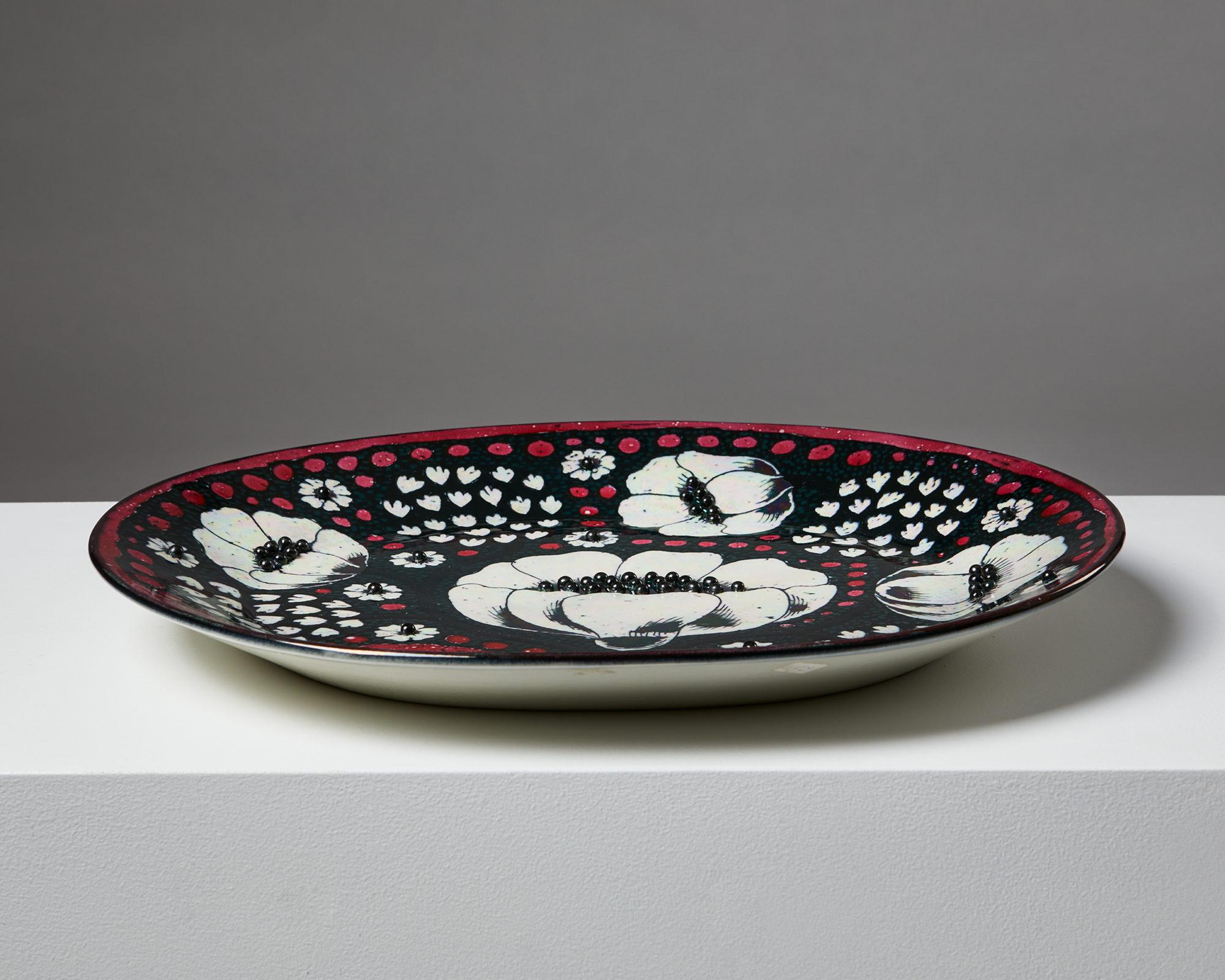 Dish designed by Birger Kaipiainen for Arabia,
Finland, 1970s.

Stoneware.

Unique.

Signed 