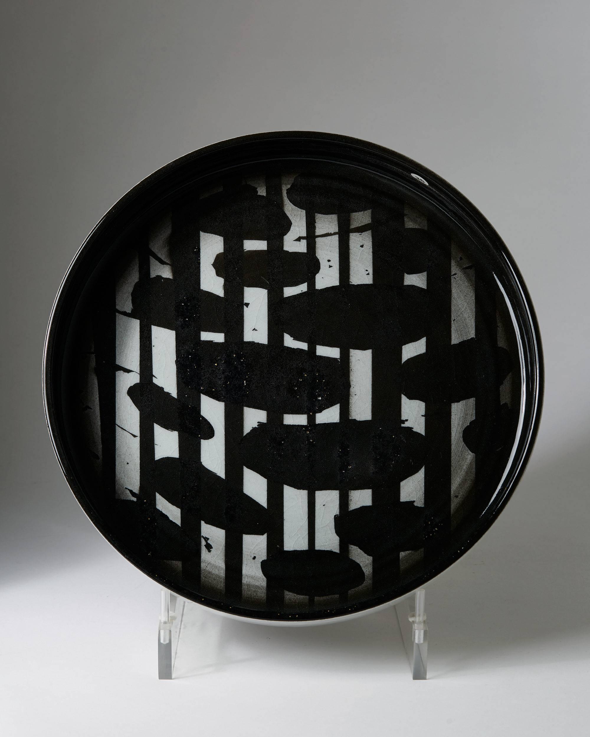 Dish designed by Carl-Harry Stålhane for Designhuset, 
Sweden, 1983.

Stoneware.

Measuresments:
D: 28.5 cm/ 11 1/4